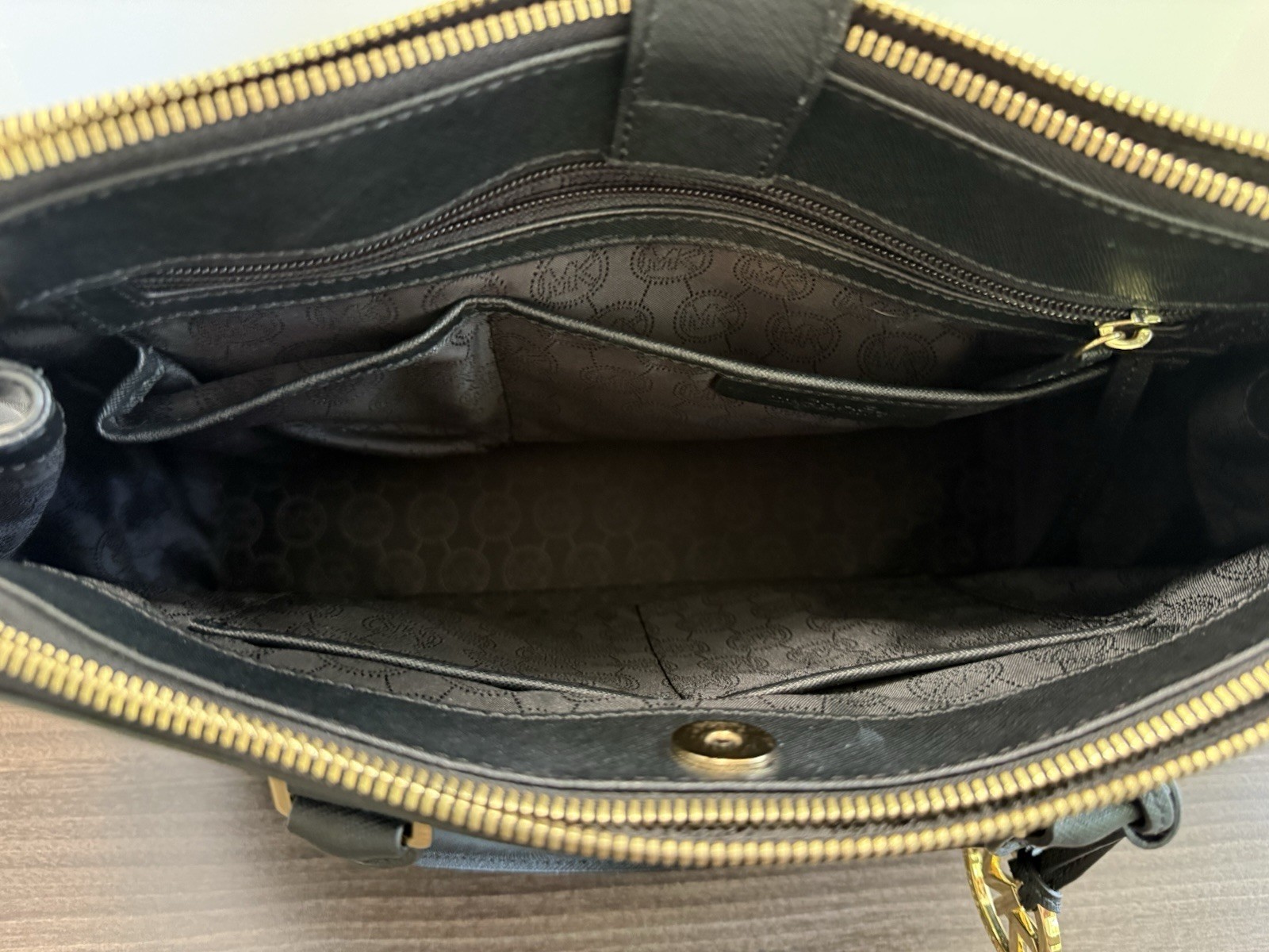 MICHAEL KORS SUTTON Large Leather Satchel in black
