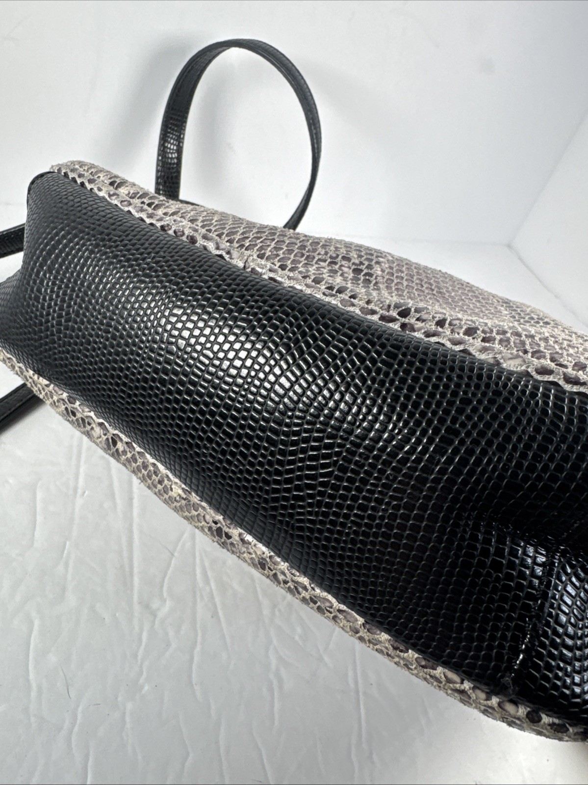 G.I.L.I. GOT IT LOVE IT Snake Embossed Camera Style Crossbody Black Gray Leather