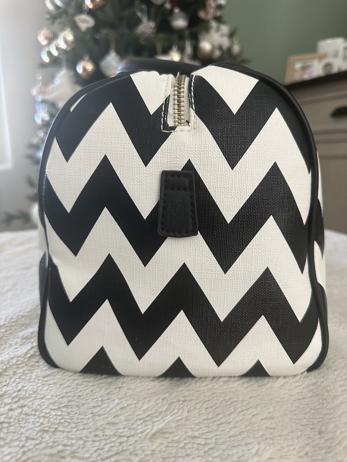 Black & White zig zag pattern women’s purse