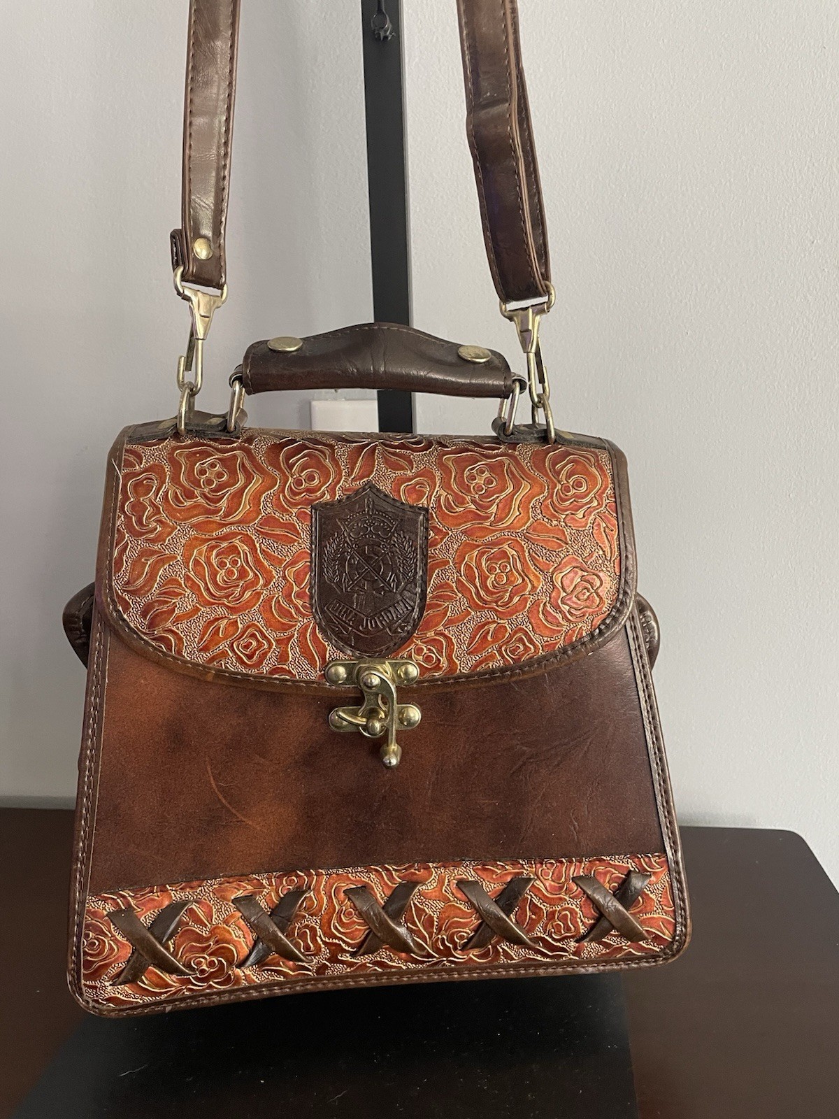 Vintage Dina Jordan Leather Purse Adjustable Shoulder Strap/Handle Latch Hook