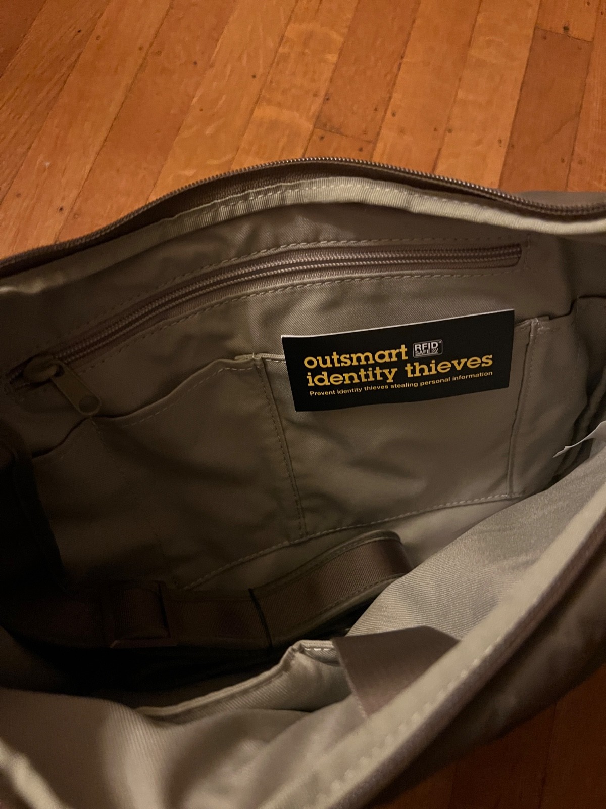 PacSafe Citysafe 200 G II travel anti-theft shoulder bag purse handbag
