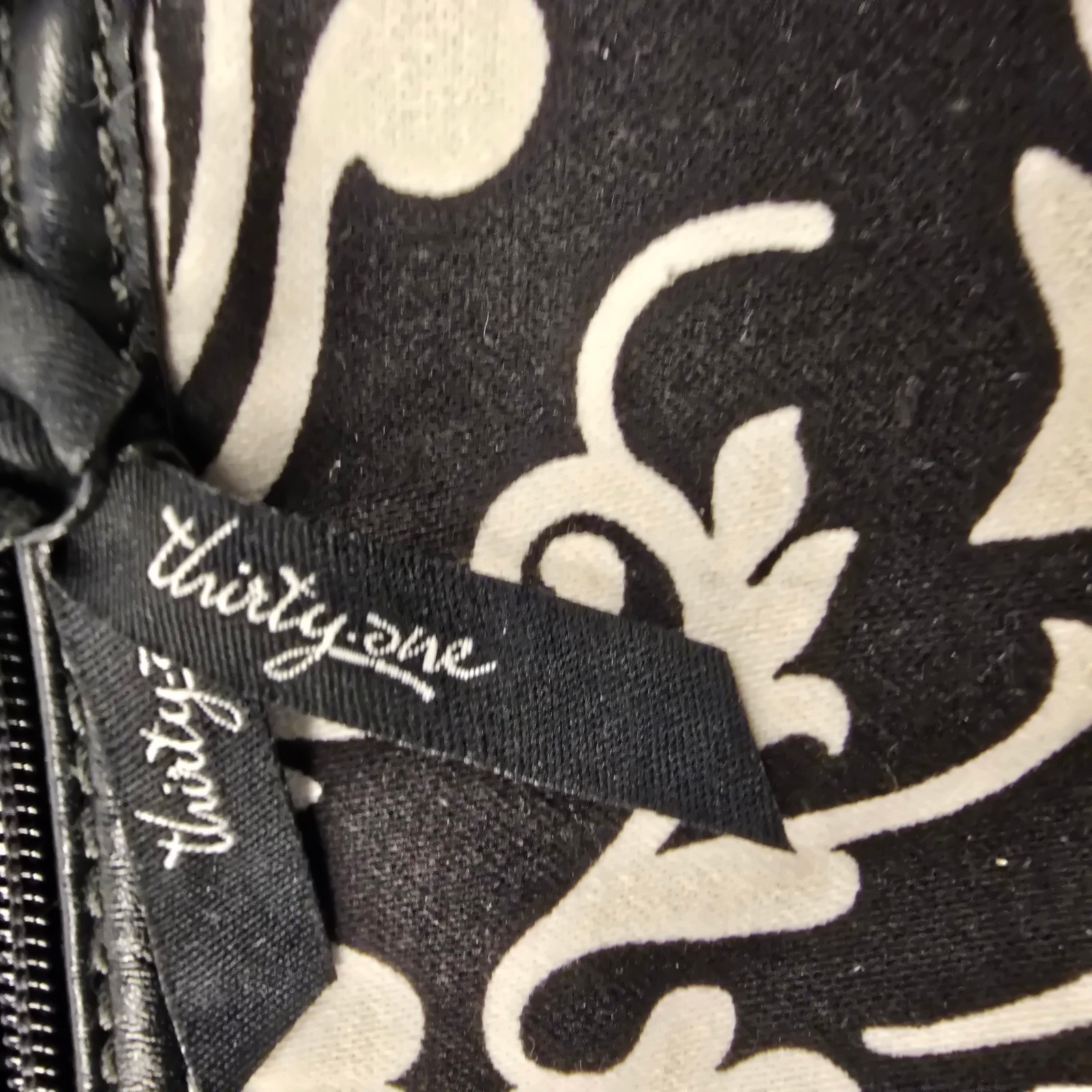 Thirty-One Organizing Shoulder Bag Black White Damask Crossbody Canvas Purse