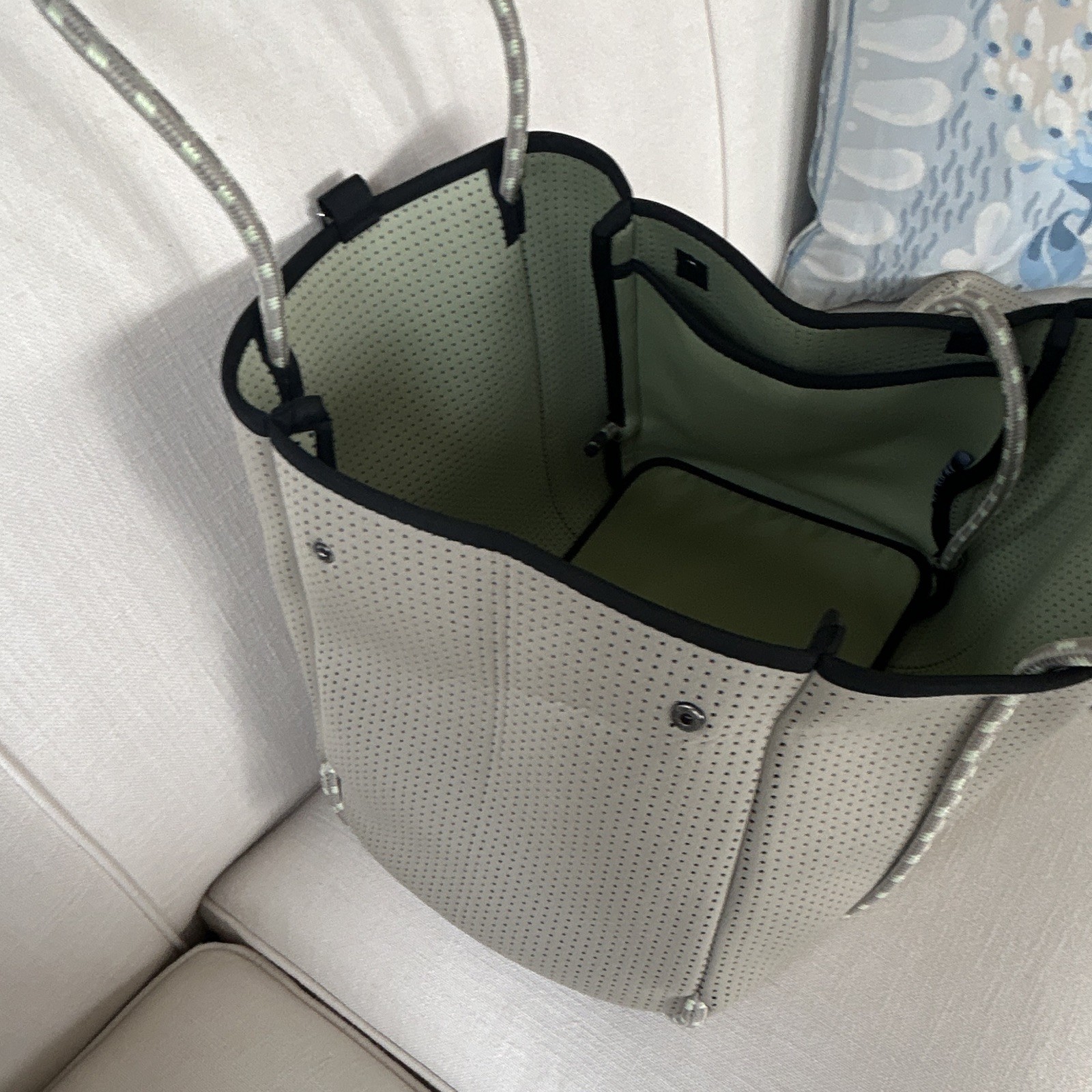 POPUPS Gray Perforated Large Tote Bag Zip Closure w/ Matching Pouch, Pockets