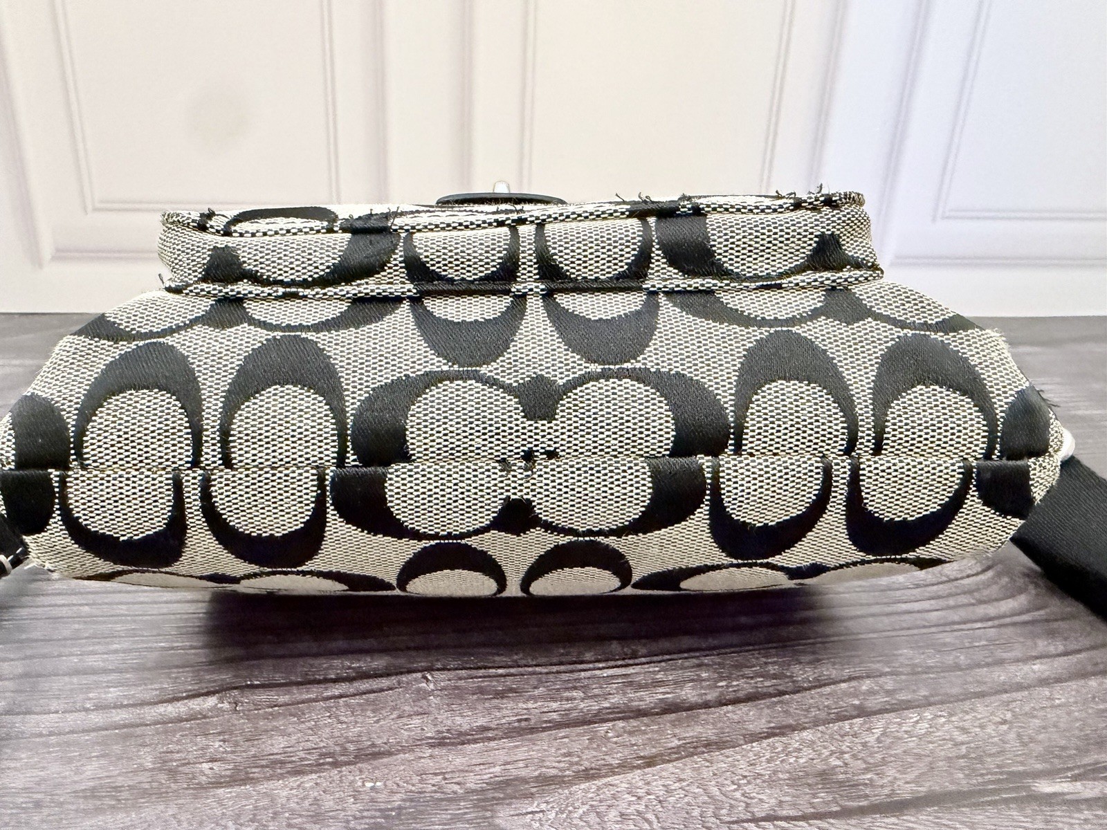 Authentic Y2K VTG Coach Black Signature Canvas Crossbody Swingpack F45026