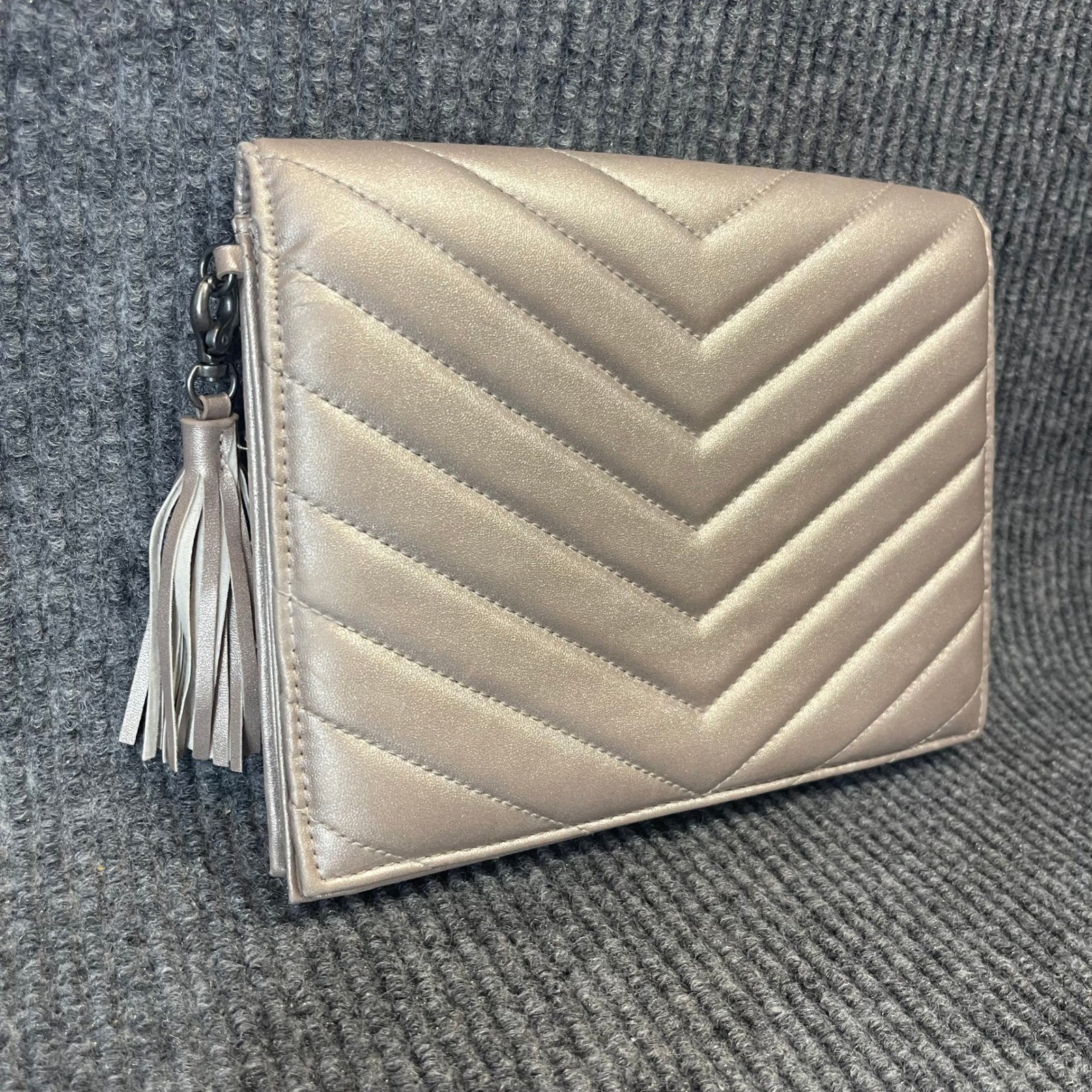 Neiman Marcus Clutch Womens OS Champagne Gold Good Quilted Tassel Metallic Bag