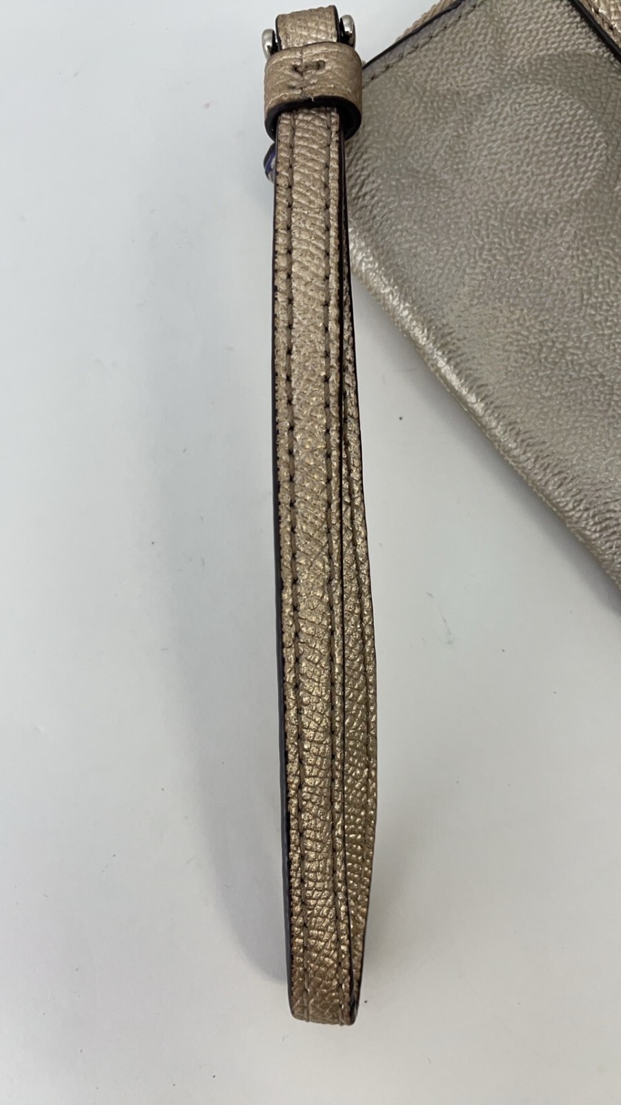 COACH Women s Pouch with Zipper Gold 15.7 x 10.8 x 1.5 cm / 6.2 x 4.3 x 0.6 Inch