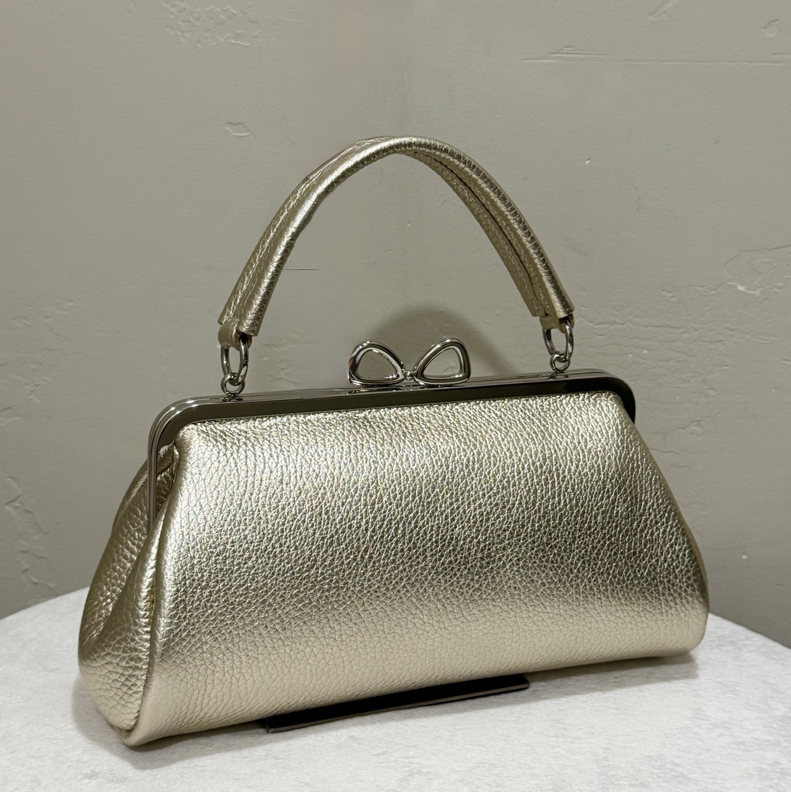 Gold Togo Cowhide Calfskin Handmade Bow” Shaped Kisslock Baguette Bag/Crossbody