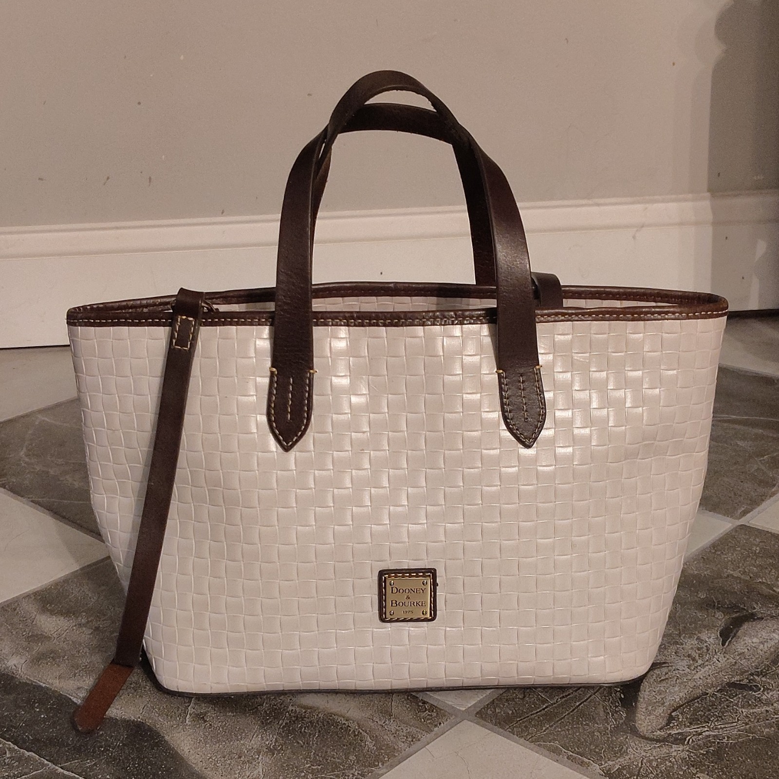 Dooney & Bourke White Tote Zip Brown Handles Detachable Strap Red Lining Gold