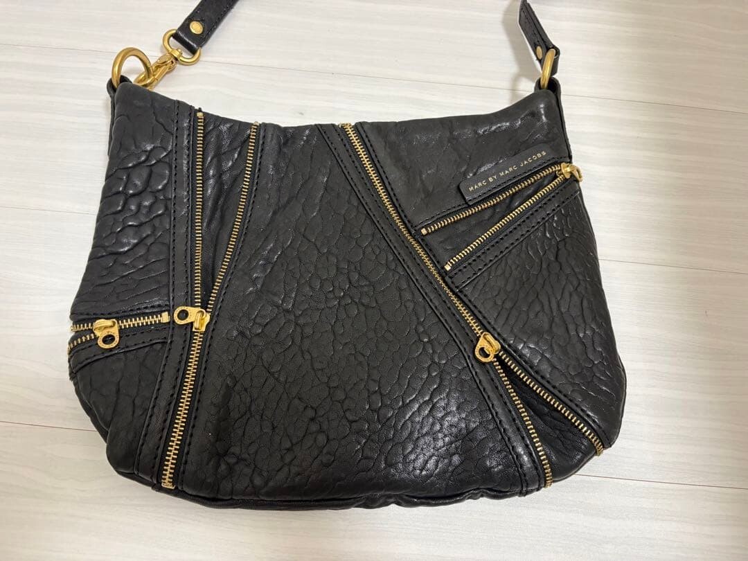 Marc by Marc Jacobs Black Leather Shoulder Bag Gold Hardware Inner Pocket
