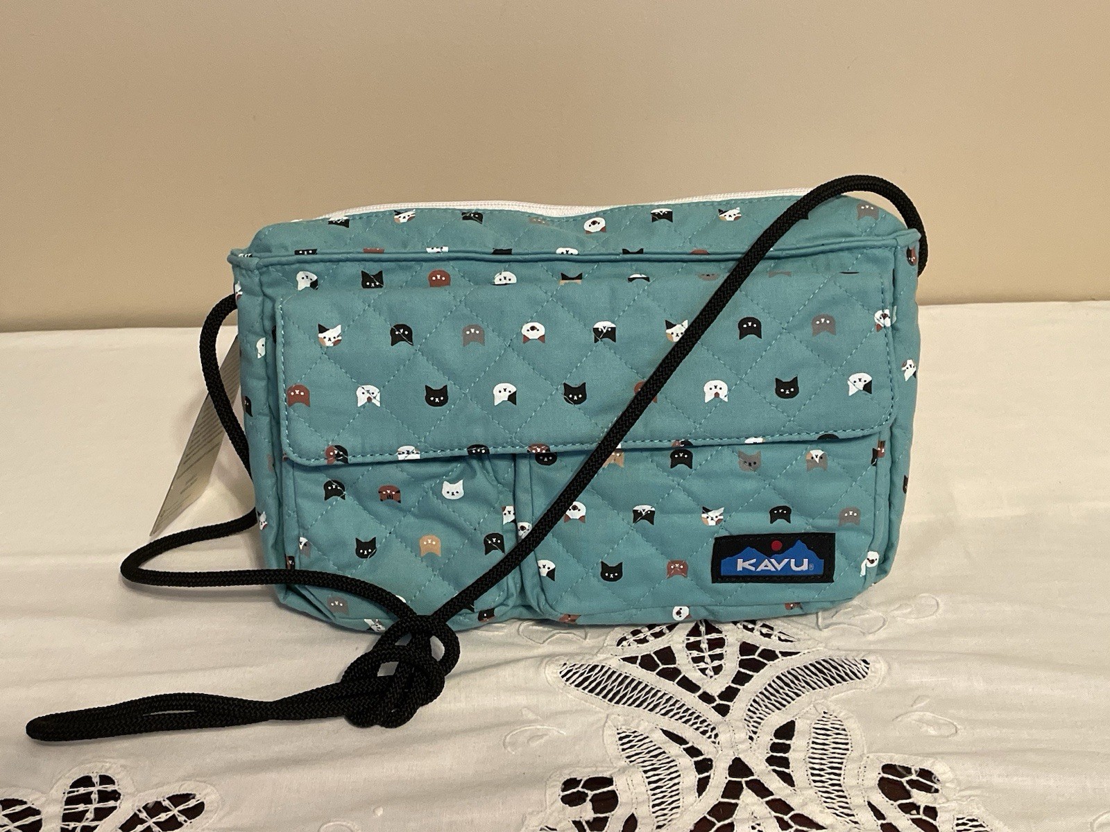 New KAVU Clutch Crossbody Quilted Purse Cedar River Cool Cat 11″ X 7″ X 3″ -NEW