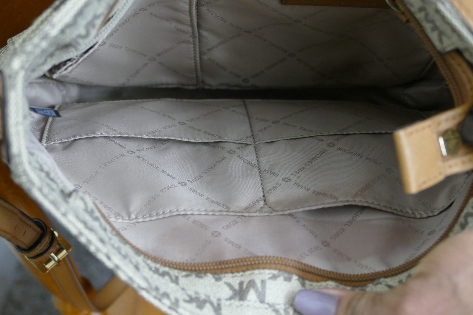 BEAUTIFUL CLASSIC MICHAEL KORS SMALL LOGO PURSE NEVER BEEN USED HANDBAG SHOULDER