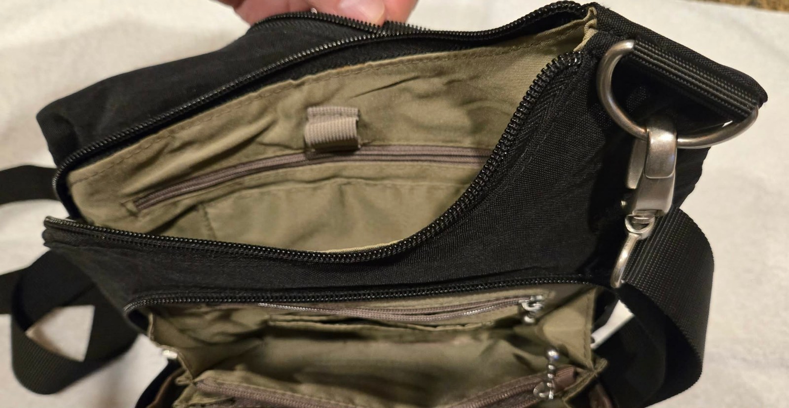 Baggallini Everywhere Crossbody Bag Black Excellent Travel Nylon Multi-Zip