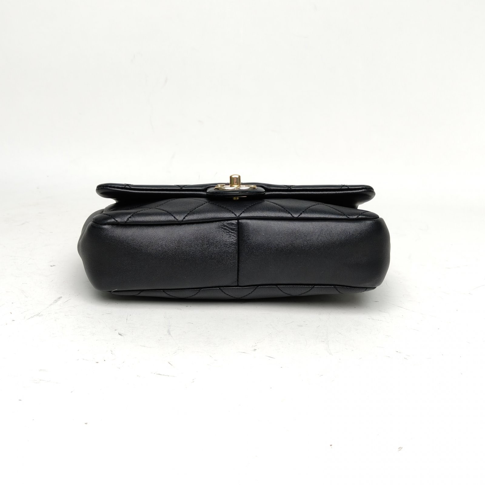CHANEL 22C Acrylic Thick Chain Handle Clutch 24cm Lambskin Crossbody Bag