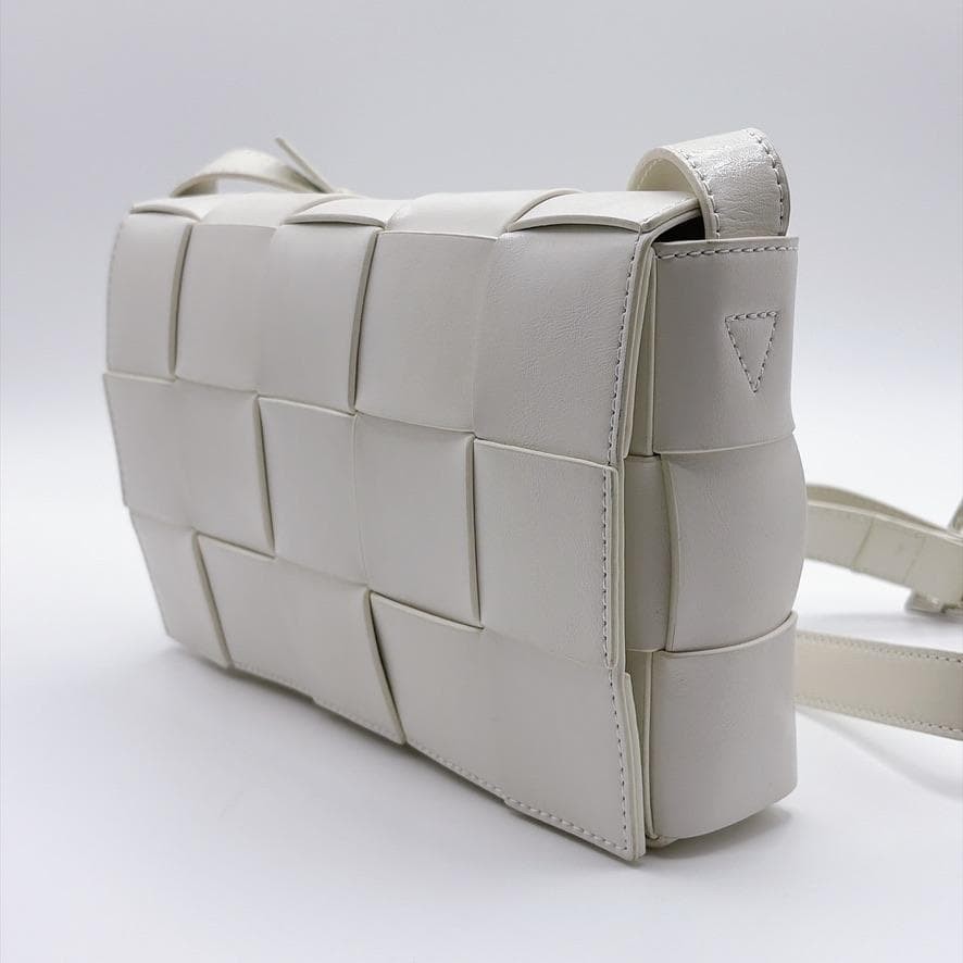 BOTTEGA VENETA Maxi Intrecciato Cassette Shoulder Bag White B018
