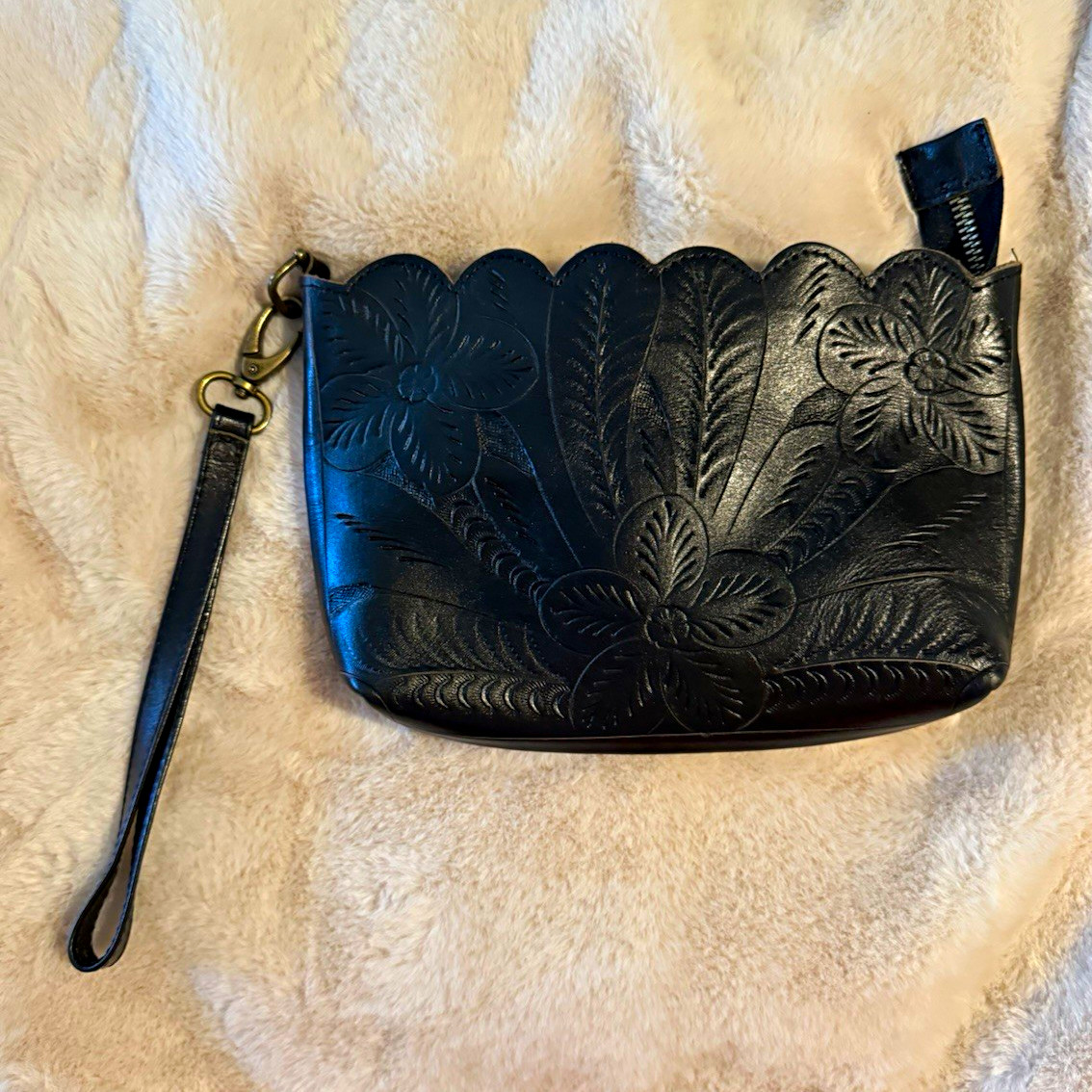 Black Floral Embossed Scalloped Zip Wristlet Clutch Purse Wrist Strap Gold
