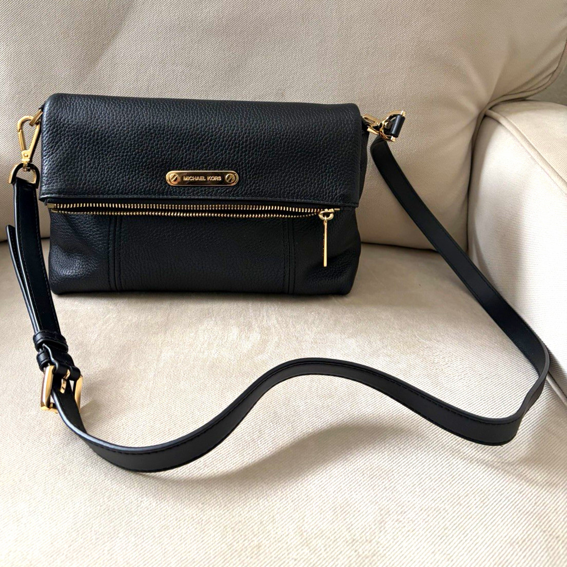 Michael Kors Black Pebbled Crossbody Bag Gold Hardware Zip Adjustable Strap