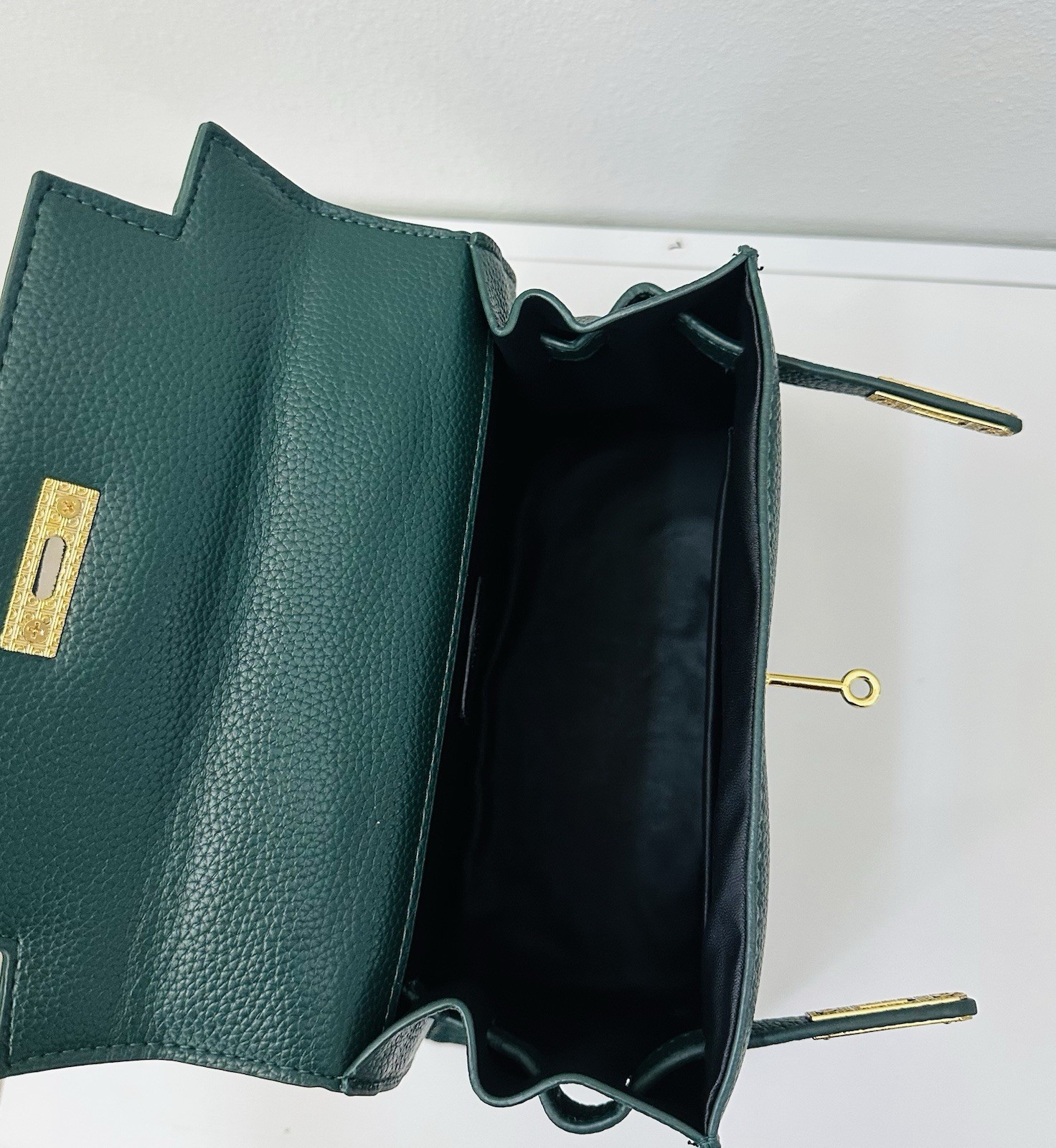Classic Trapezoid Green Leather Shoulder Bag With Strap For All-Occasions