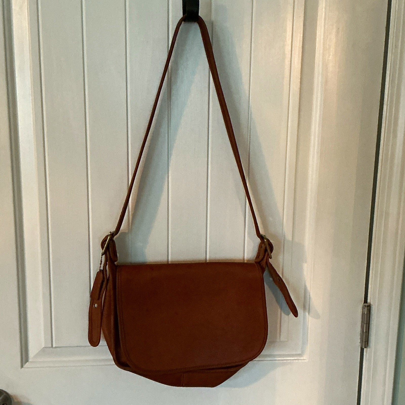 Coach medium Brown Zip Shoulder Bag Adjustable Strap Pockets Hang Tag