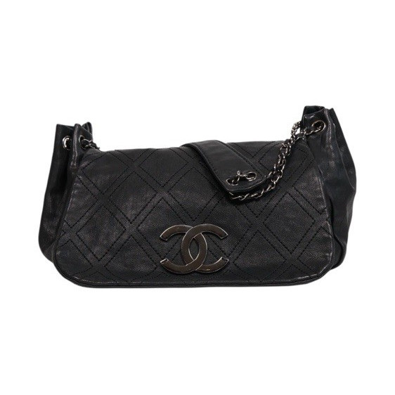 CHANEL Black Quilted Shoulder Bag Chain Strap Magnetic Closure Logo Silver