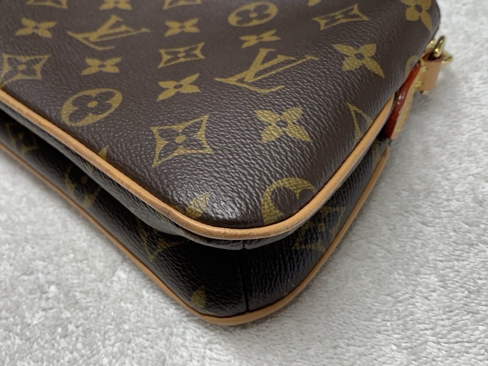Louis Vuitton Monogram Pochette Liv Shoulder Chain Bag