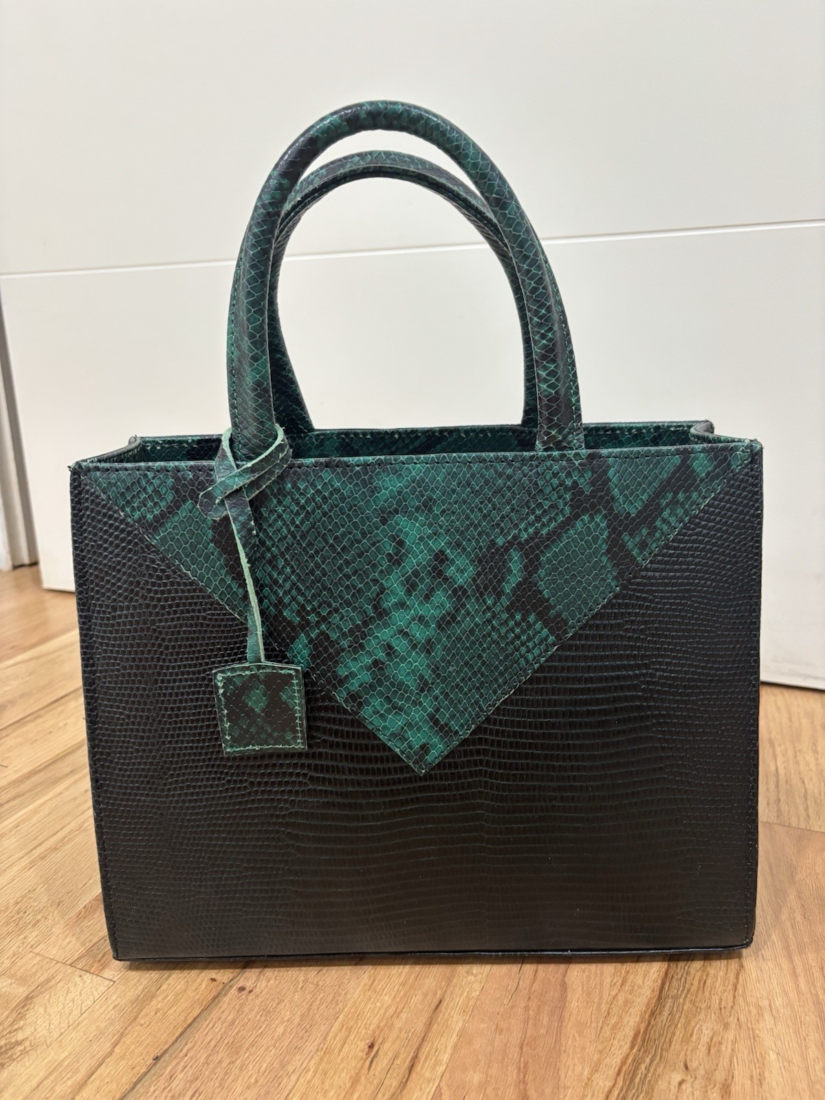Leyelesi Medium Zelda Tote Green And Black Leather Convertible Strap