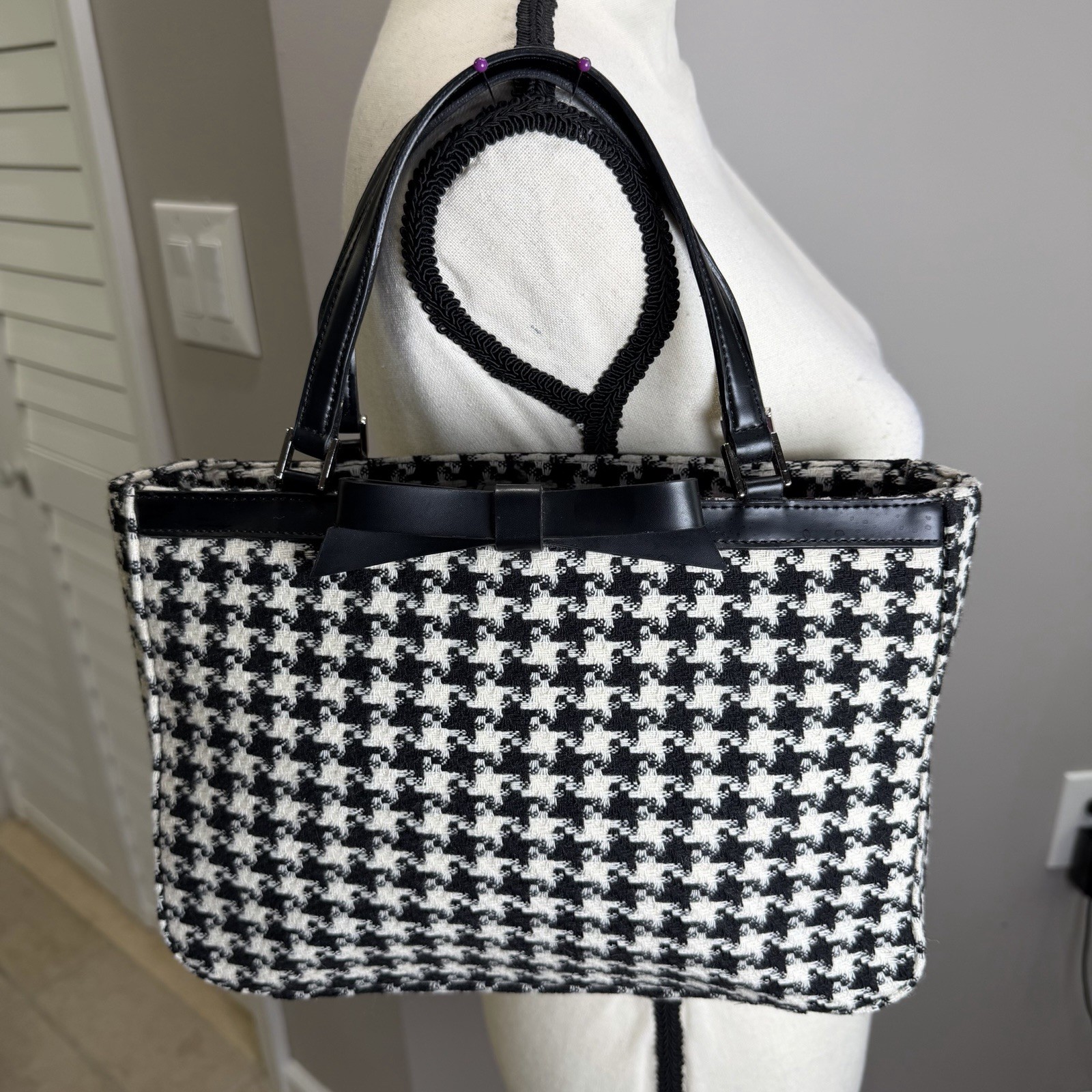 CASUAL CORNER Classic Hounds Tooth Wool Blend Black & White Hand Bag Bow Accent