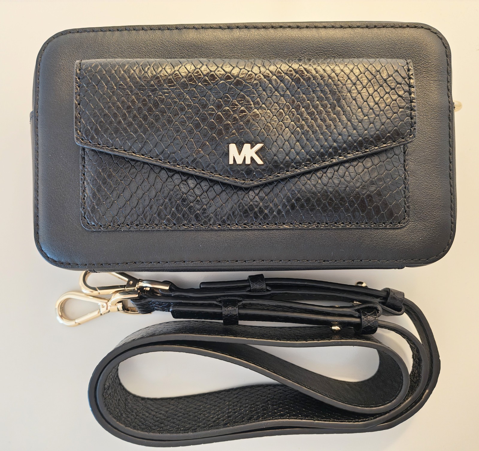 MICHAEL KORS Black Crossbody Camera Bag 7.5″ x 4.5″ 3.5″ in Excellent condition!