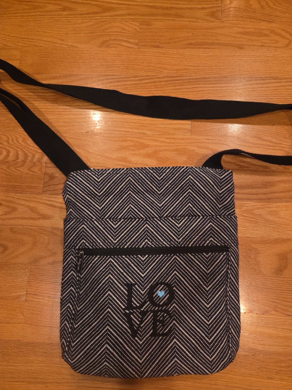THIRTY ONE BLACK AND WHITE ZIG ZAG LOVE Med Crossbody Purse