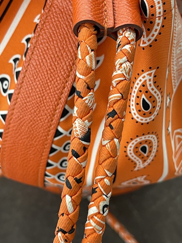 Hermès Soie Cool 22 – Bandana Orange – Silk & Leather Drawstring Bag