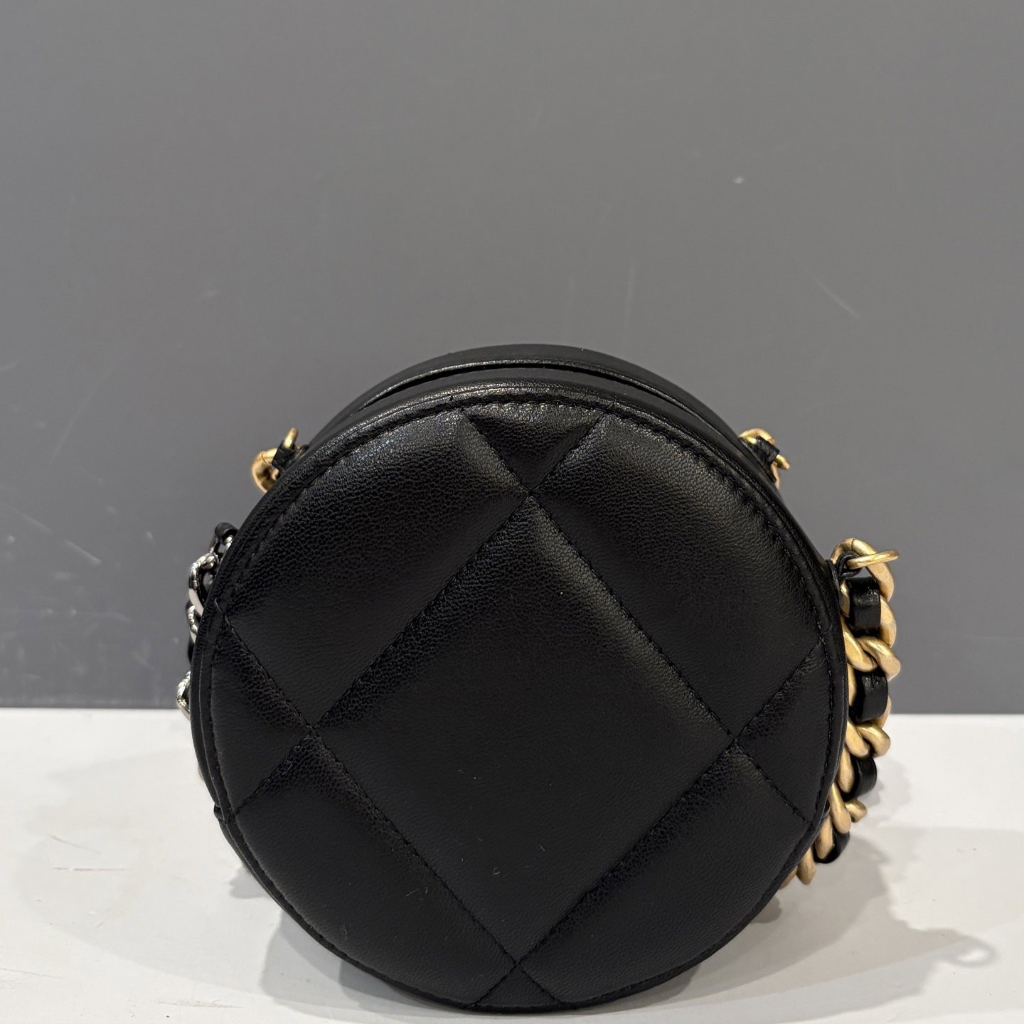 Chanel 19 Round Clutch With Chain Black Lambskin (kc033026c0)