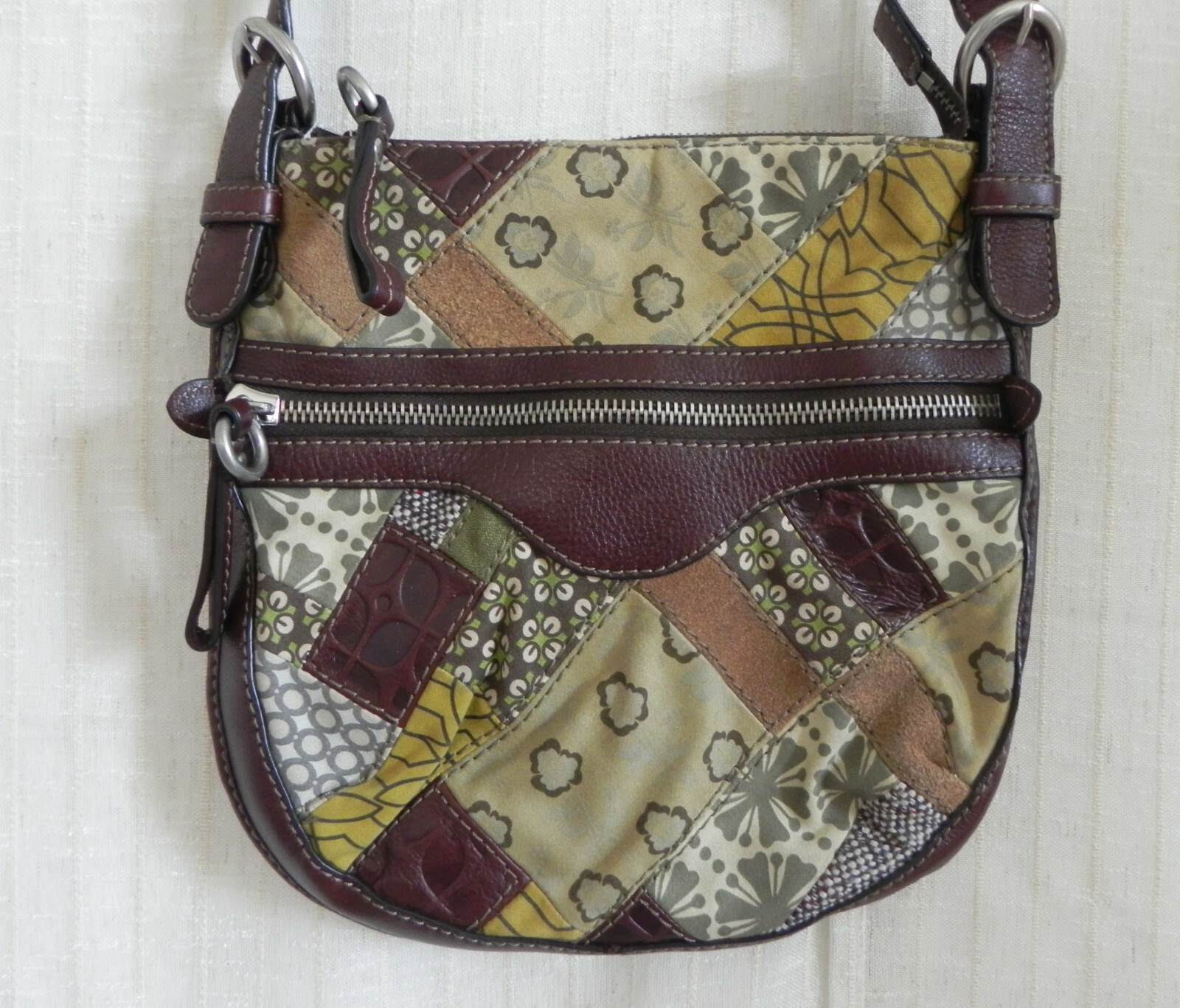 Fossil Shoulder/CrossbodyBag Leather/Fabric Patching Top Zip Size 10.5″x11″x1.5″