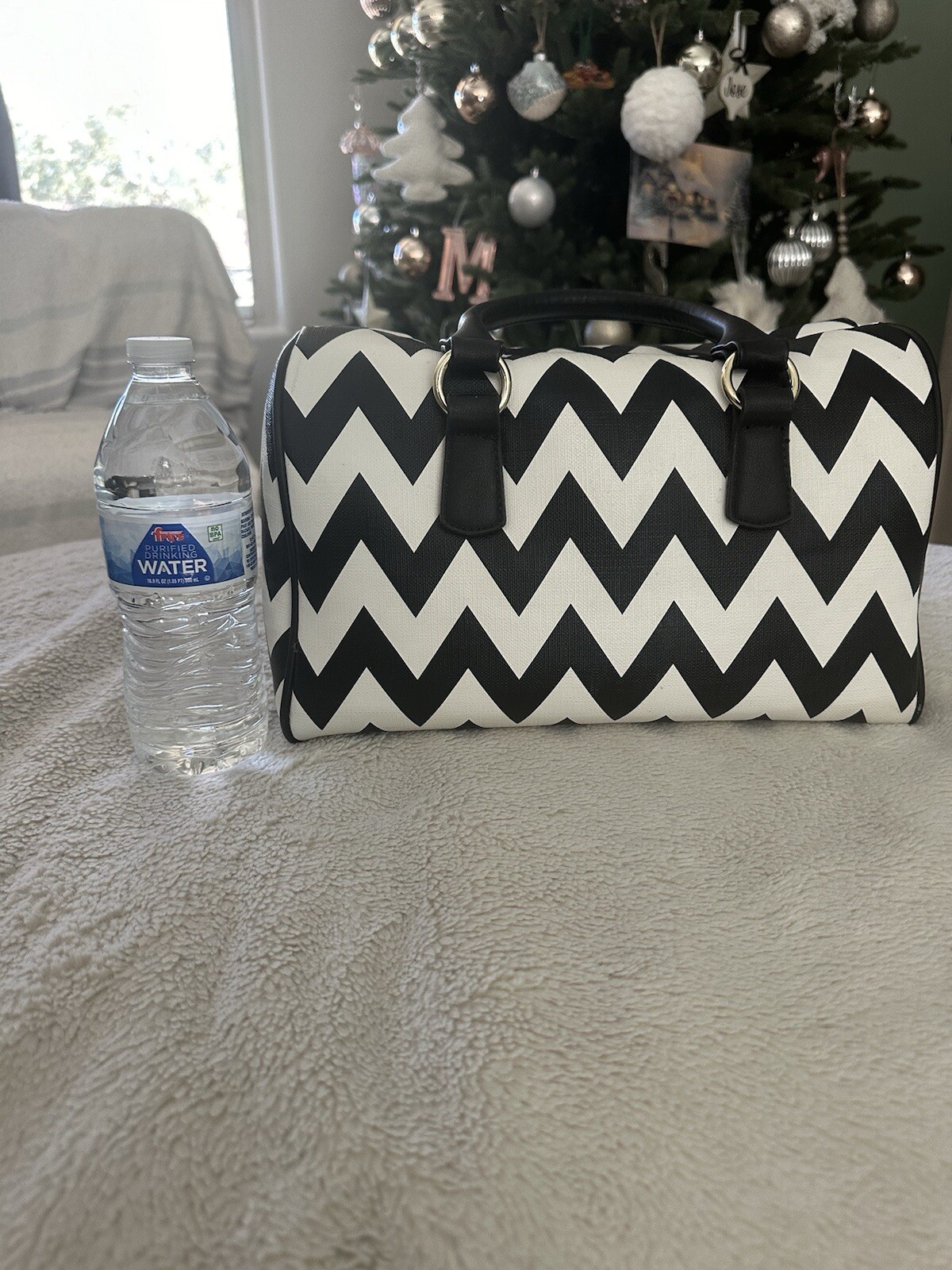Black & White zig zag pattern women’s purse