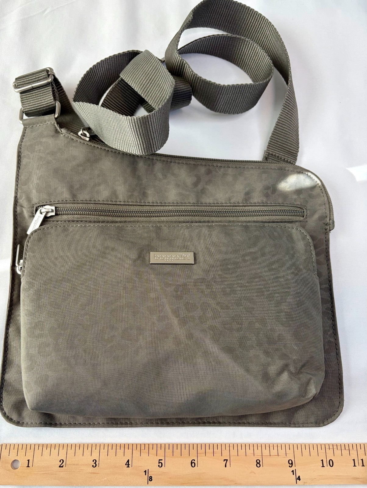 Baggallini Purse Gray Cheetah Print Multi Pocket Travel Organizer Crossbody Bag