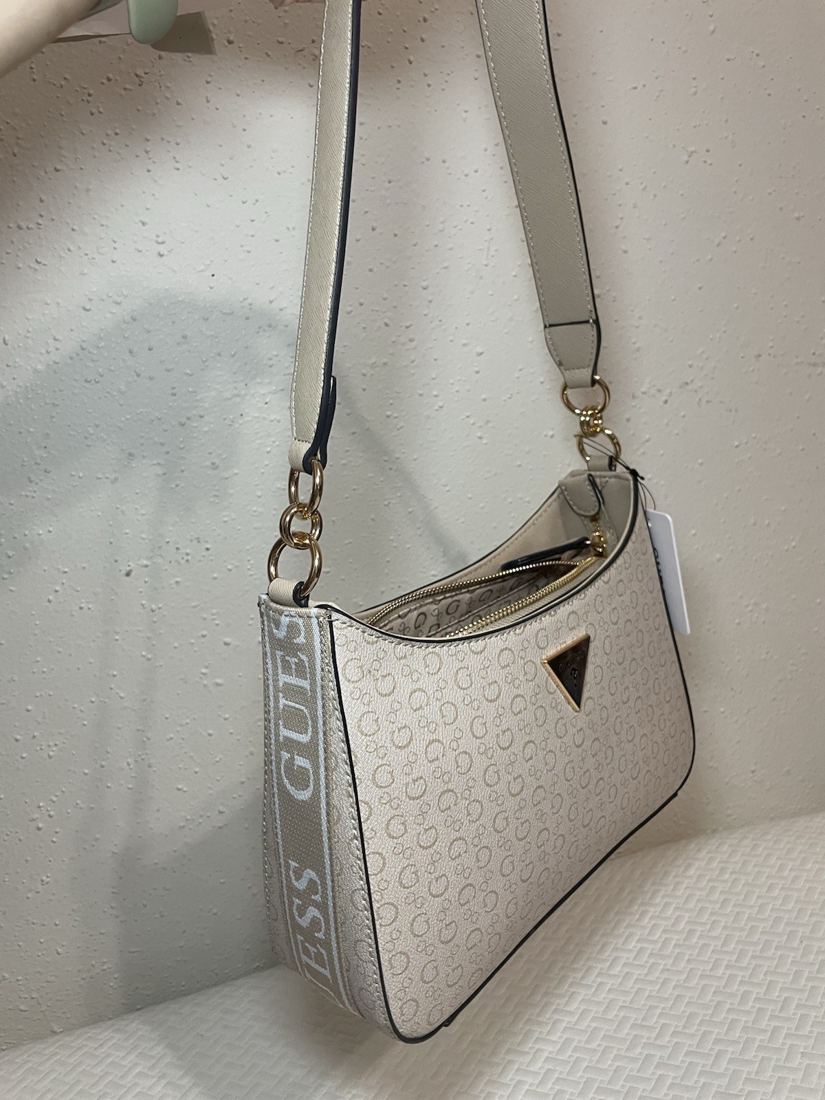 GUESS Beige Small Shoulder Bag Logo Pattern Gold Hardware Zip Top Lined Pockets
