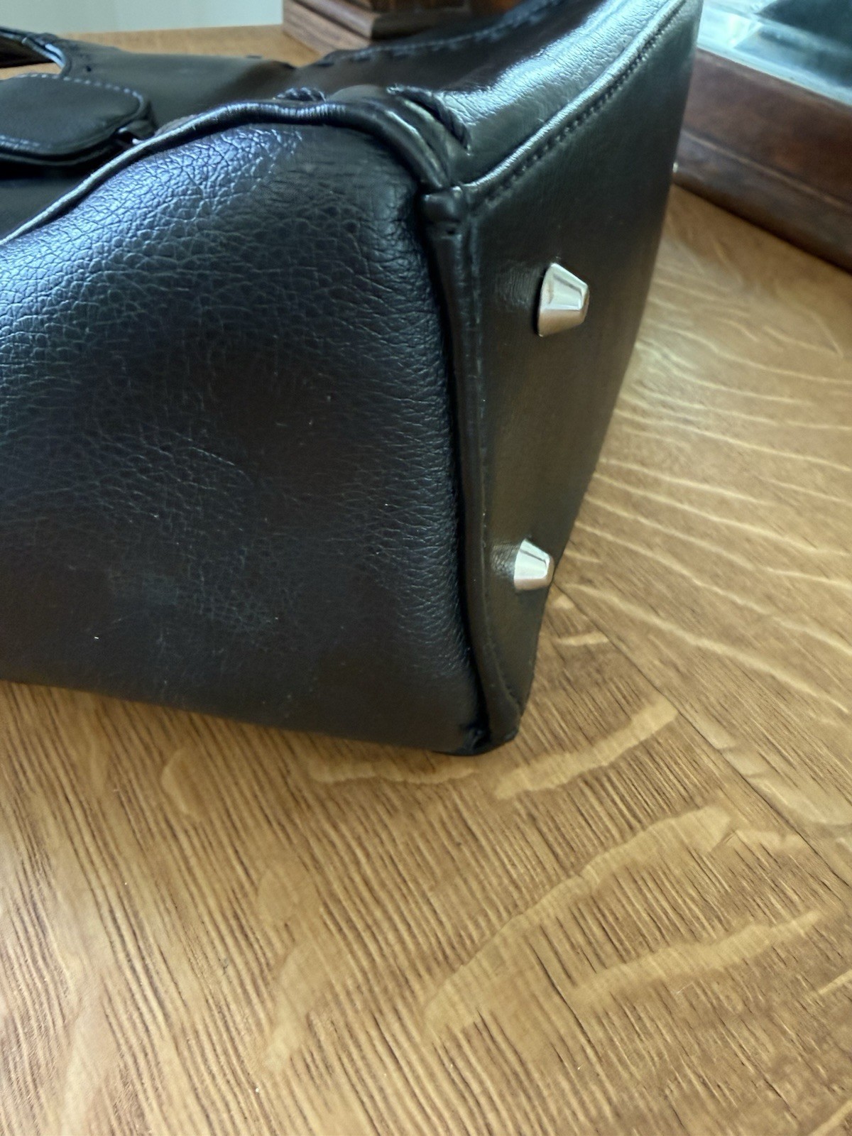 Zelda Handbag Vegan Leather Black Whipstitch EUC Waterbottle Pockets Footed
