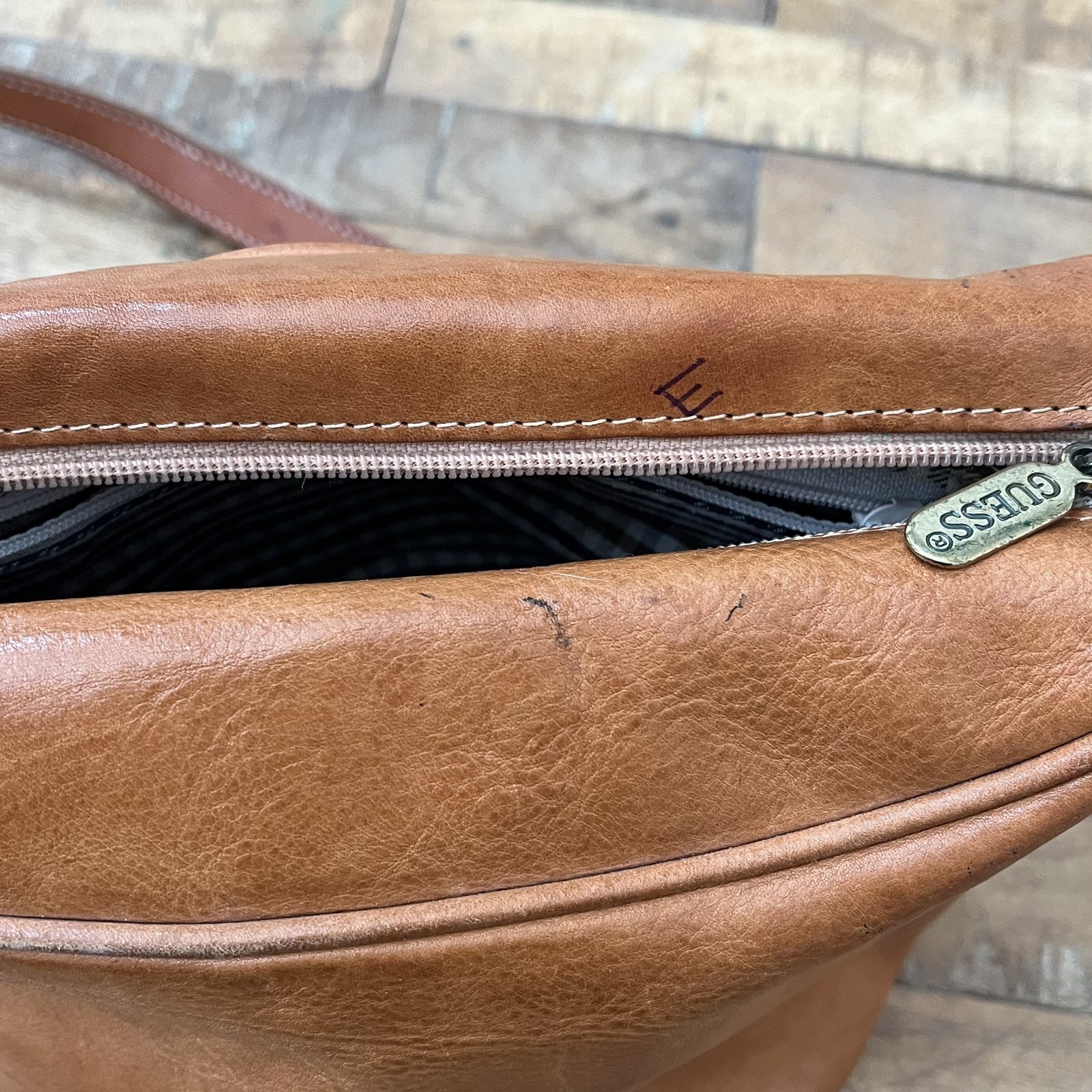Vintage Authentique Guess Leather Crossbody Bag 5.5 in Embossed Logo
