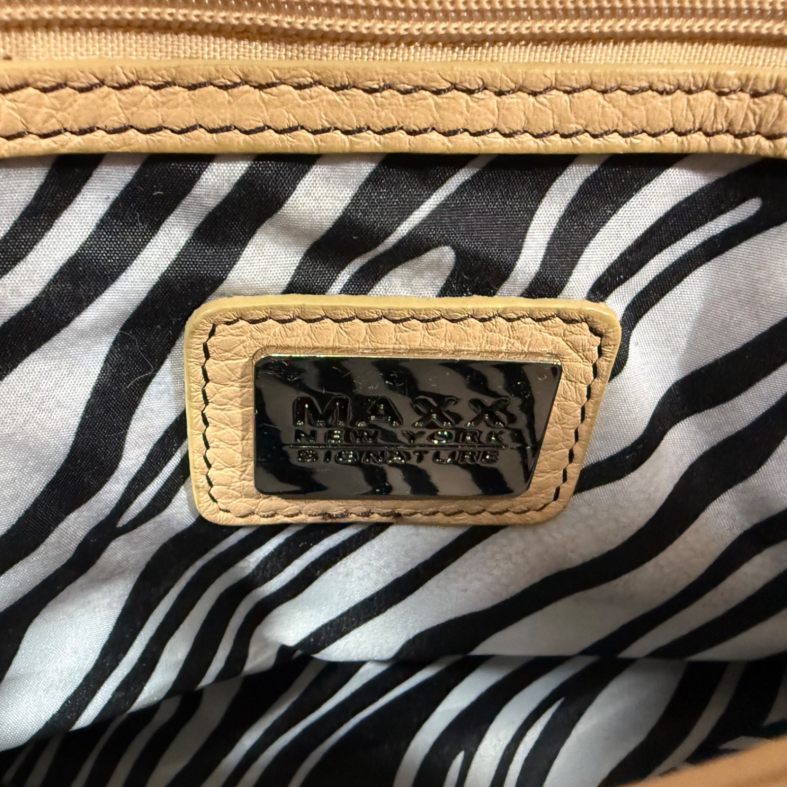 Maxx New York Signature Beige Tan Small Soho Pebbled Leather Shoulder Bag Buckle