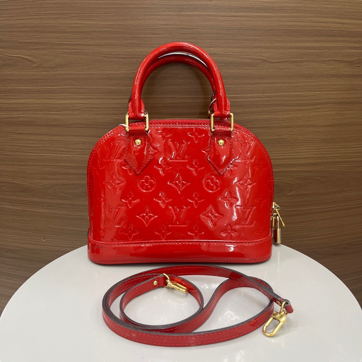 Louis Vuitton LV Alma BB bag in Monogram Vernis leather Shoulder Bag