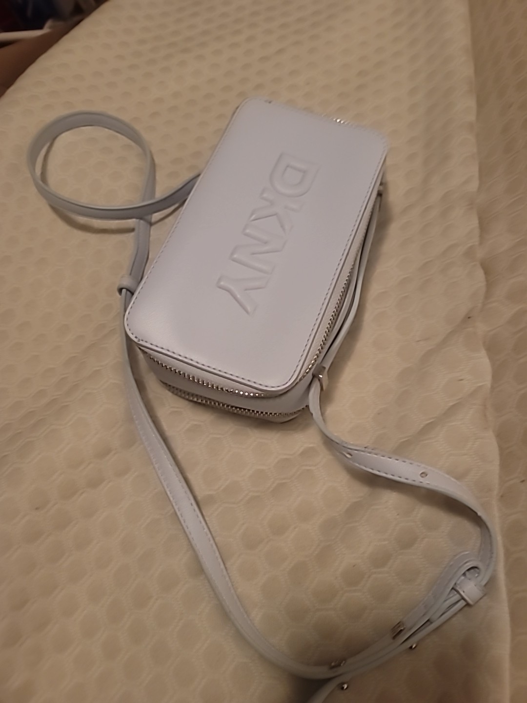 DKNY Carter Camera Bag Umhängetasche Pebble creme