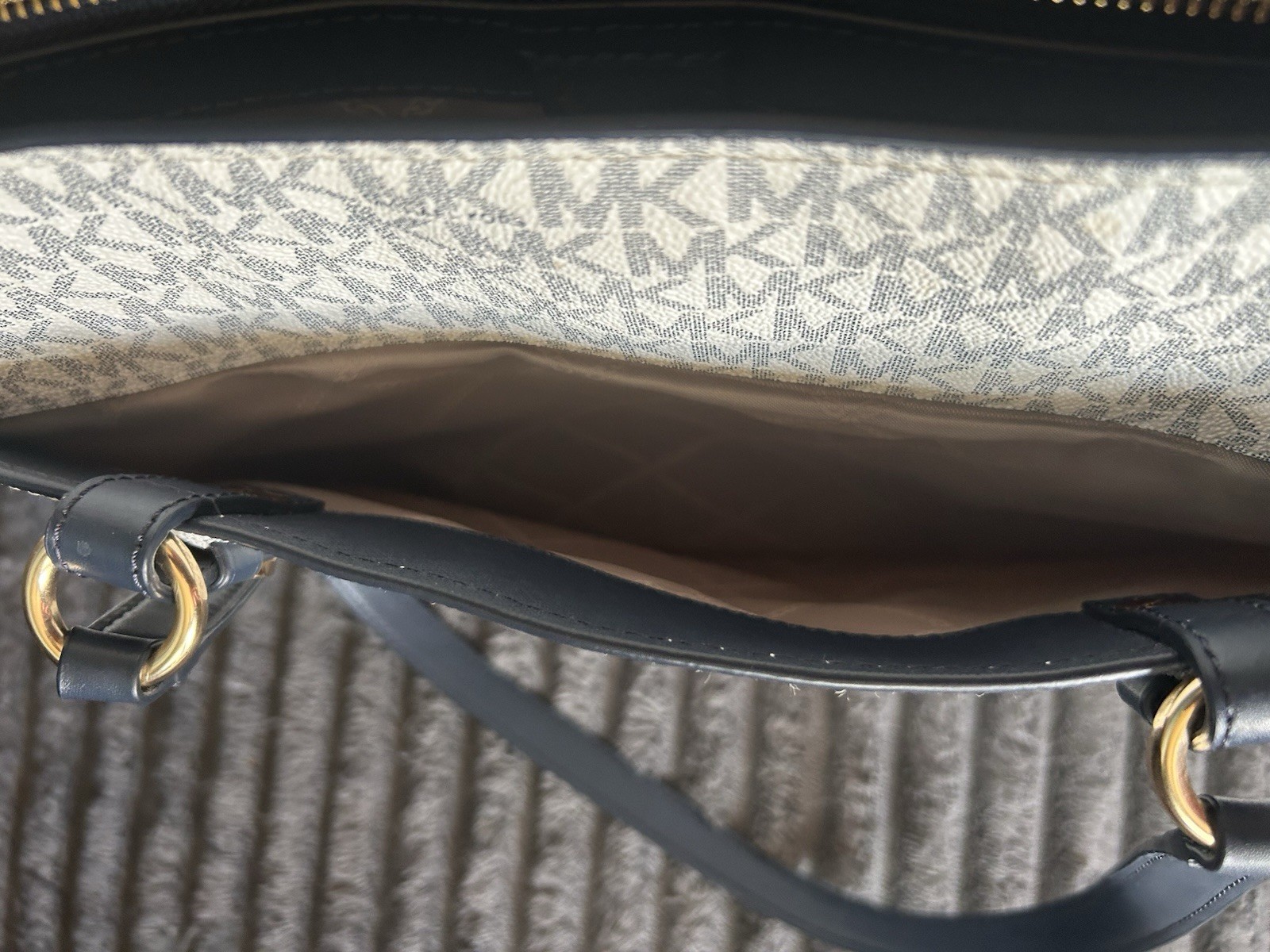 Michael Kors Voyager Large Color-Block Signature Logo Tote Bag. White/Navy