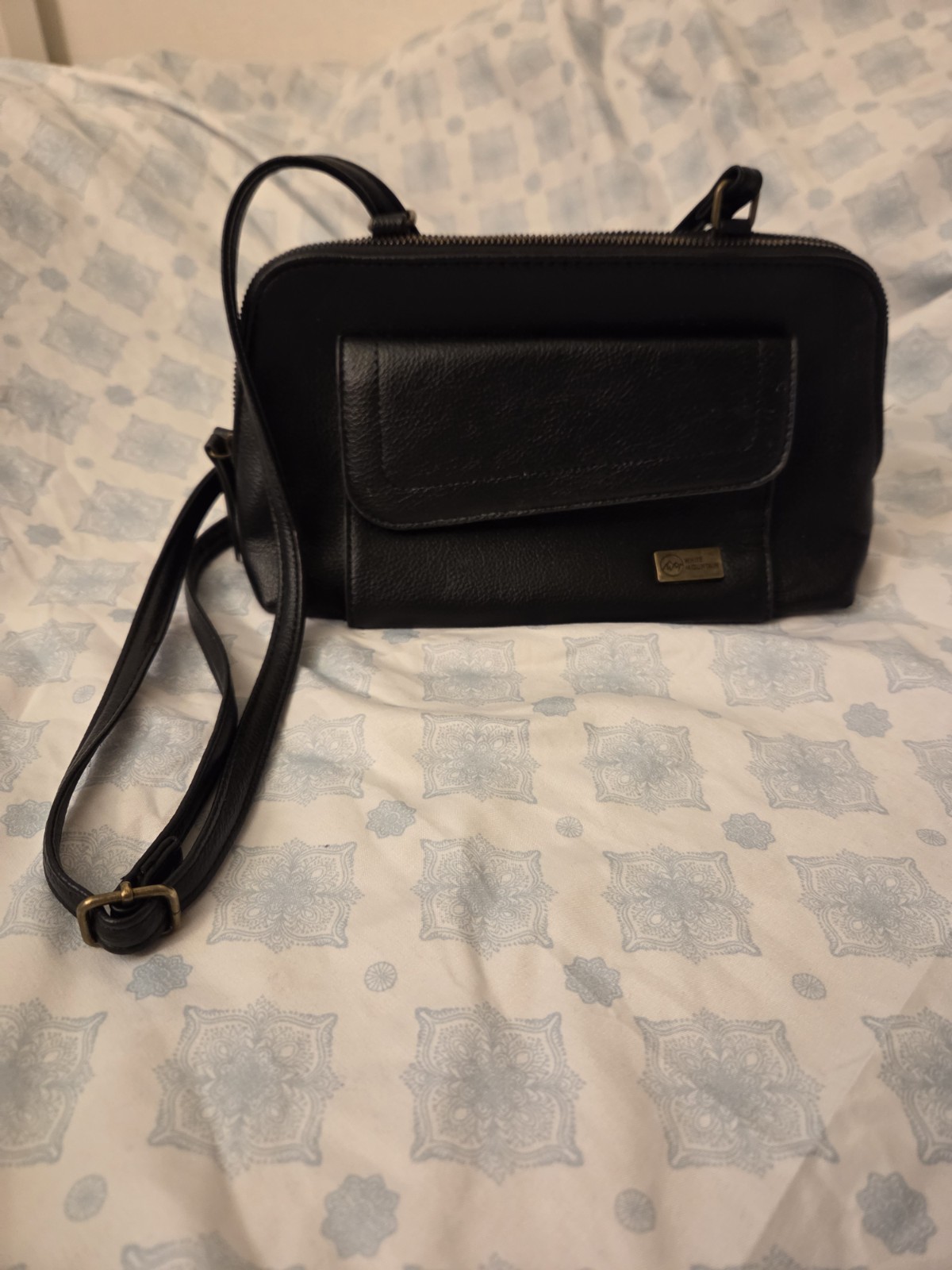 White Mountain Black Pebbled Crossbody Bag, Zip Closure, Gold Hardware, Lined