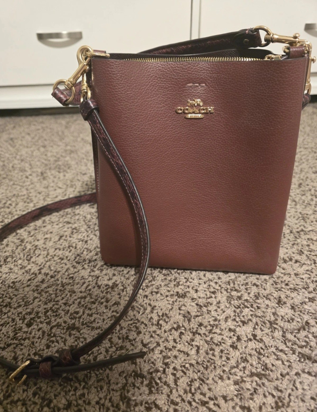 Coach Wine Pebbled Crossbody Bag Detachable Strap Gold, middle zip Pockets Logo