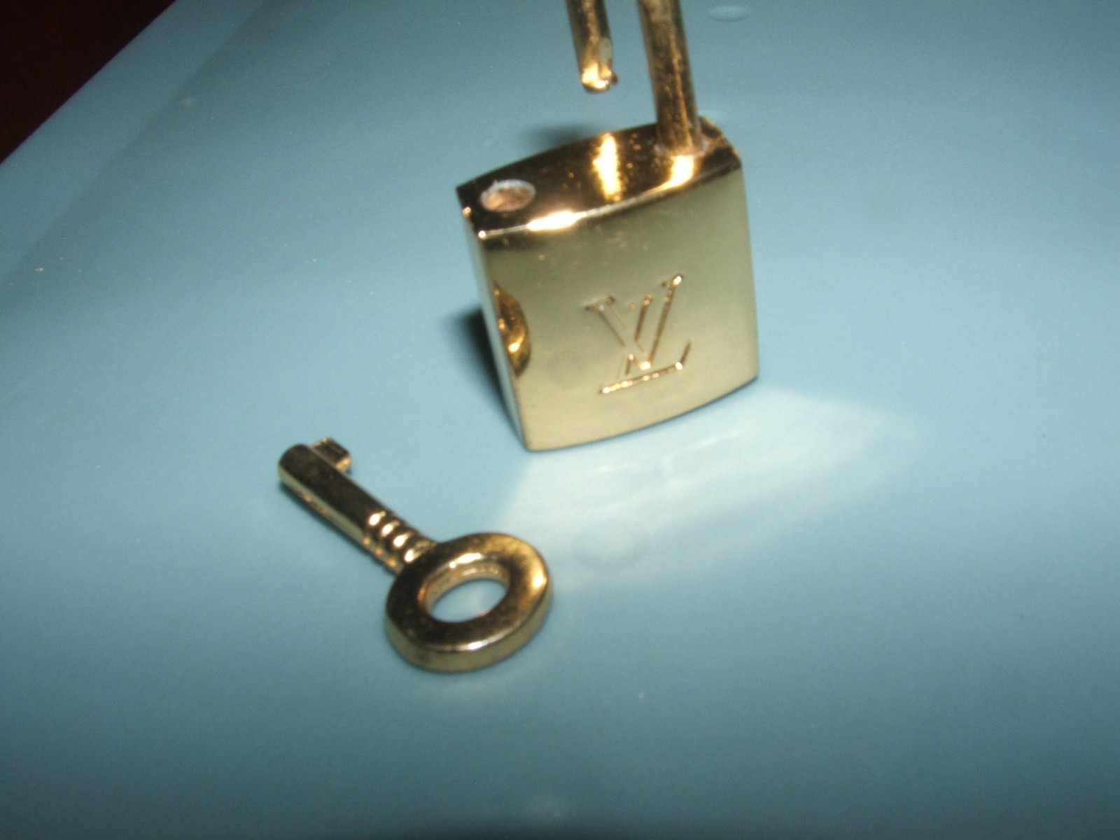 Vtg Louis Vuitton Paris Lock with Key for Purse Luggage ? Polished Goldtone euc