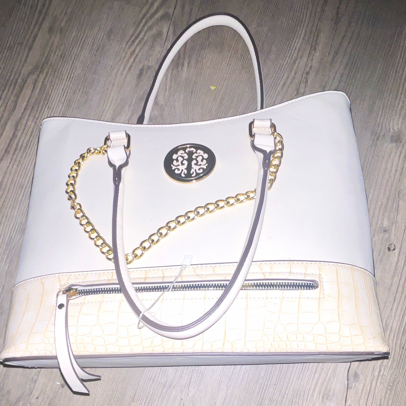 White Large Women’s Tote Gold Chain Accents Zip Closure Front Zip Pocket