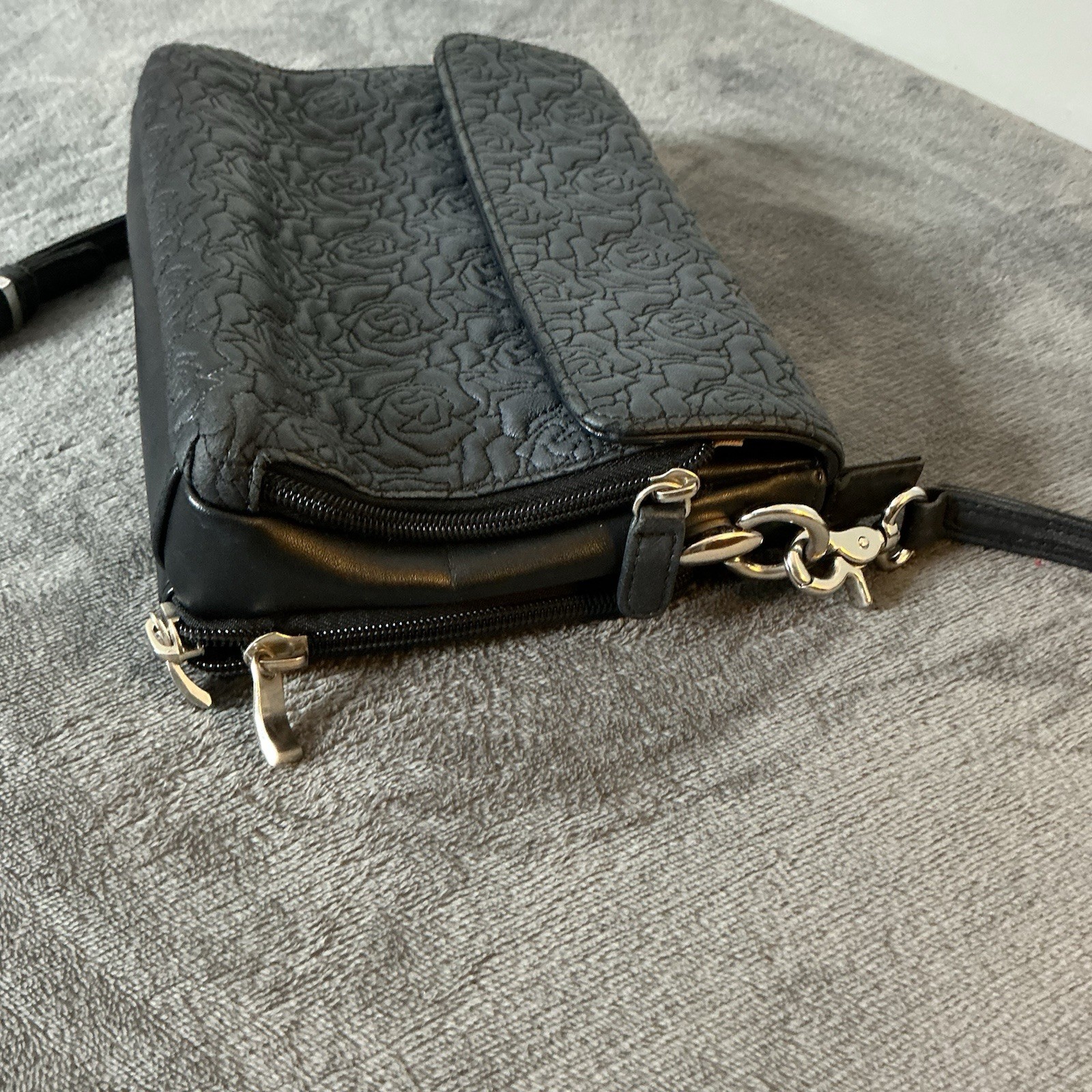 Gun Tote’n Mama’s Conceal Carry Leather Crossbody Rose Detail Black