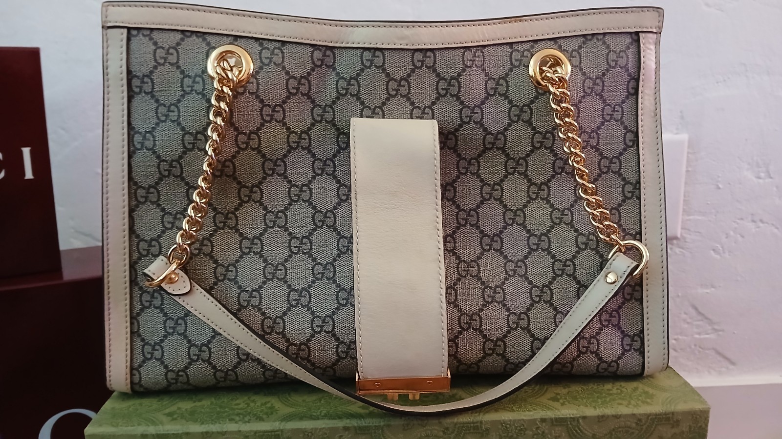 Gucci Padlock Medium Handbag (Cream) – Very Good Condition
