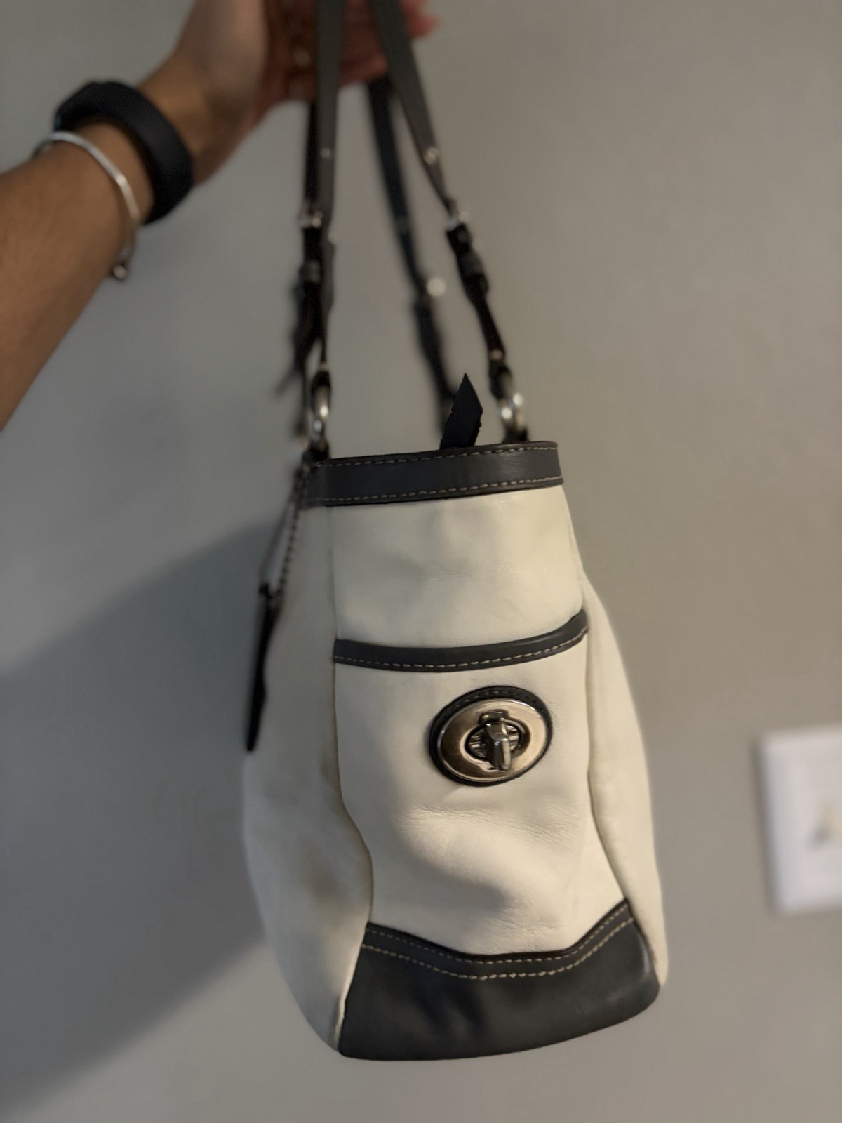 pre-owned COACH Pleated Gallery East/West tote in white and gray leather Inside