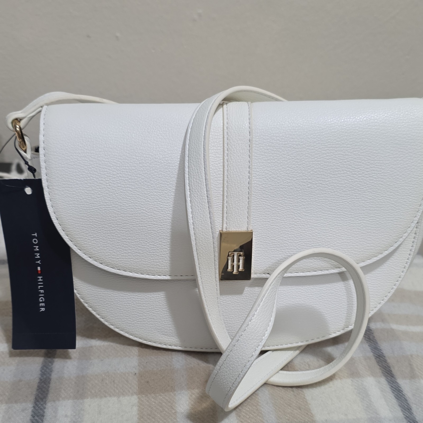 Tommy Hilfiger Women’s White Crossbody Bag Gold Logo, Magnetic, Detachable Strap