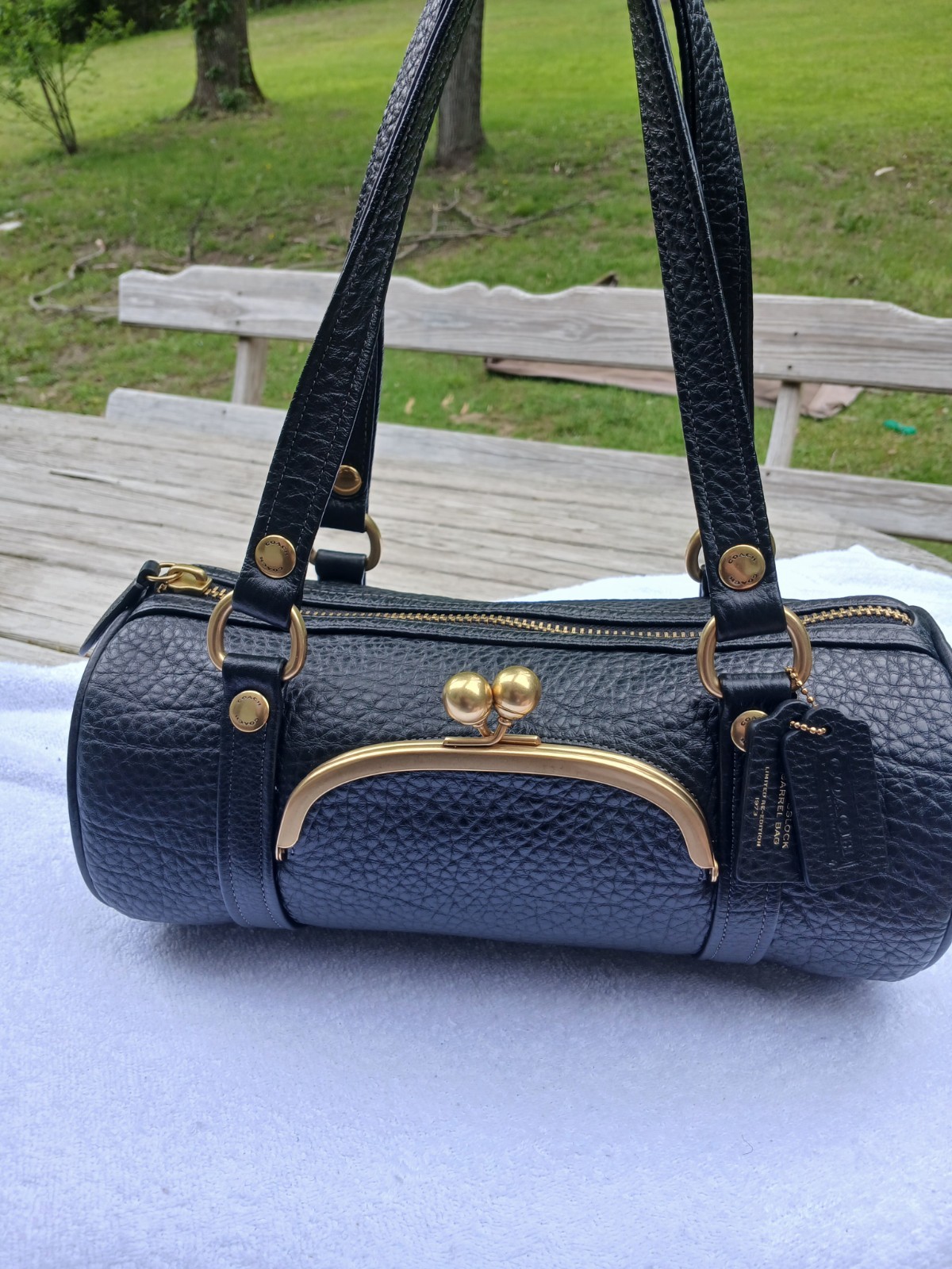 Coach reedition Kisslock Barrel Bag in Black Pebbled Leather G2U