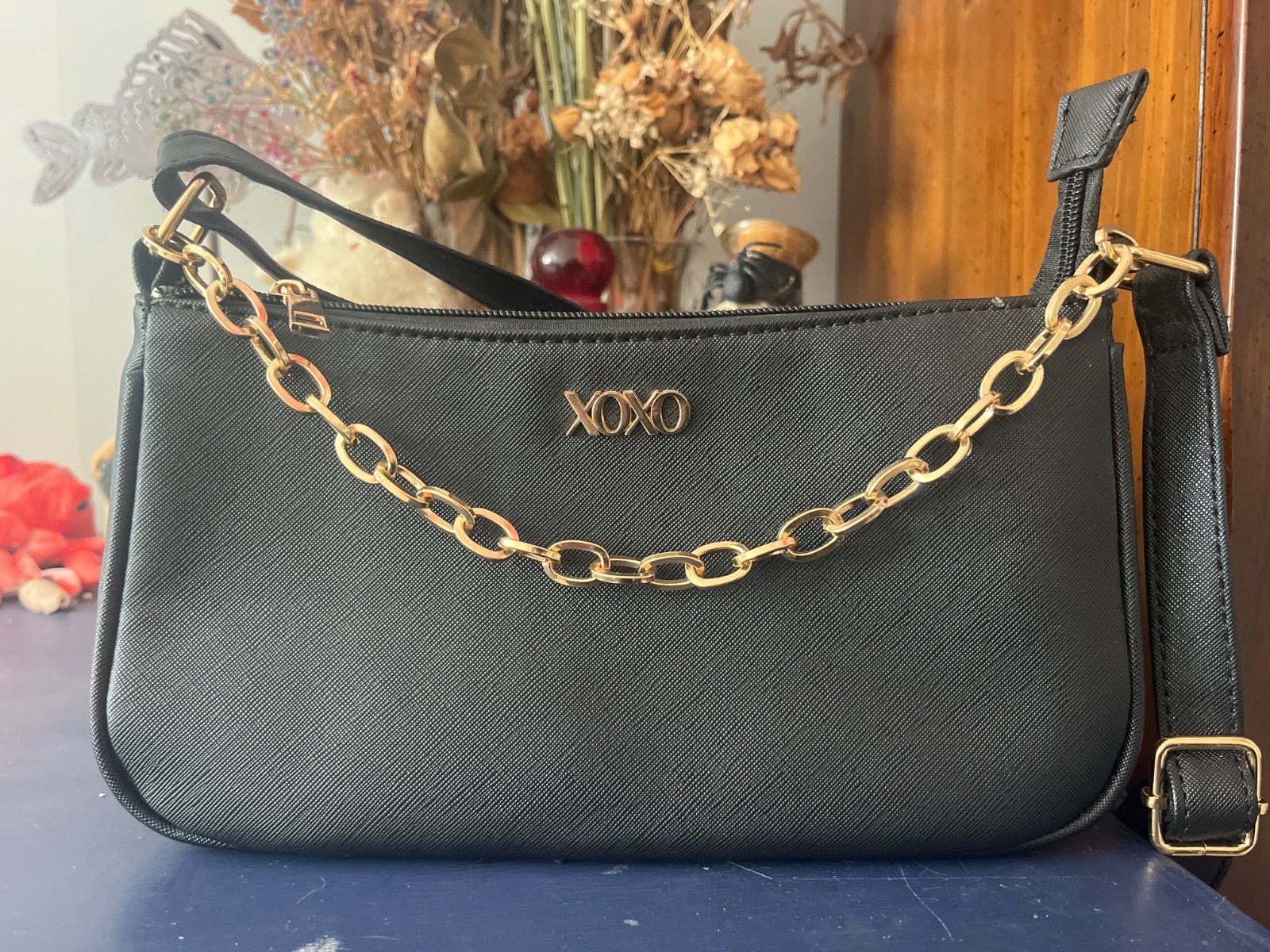 Faux leather xoxo purse w/ gold chain. Shoulder strap adjustable, can’t come off